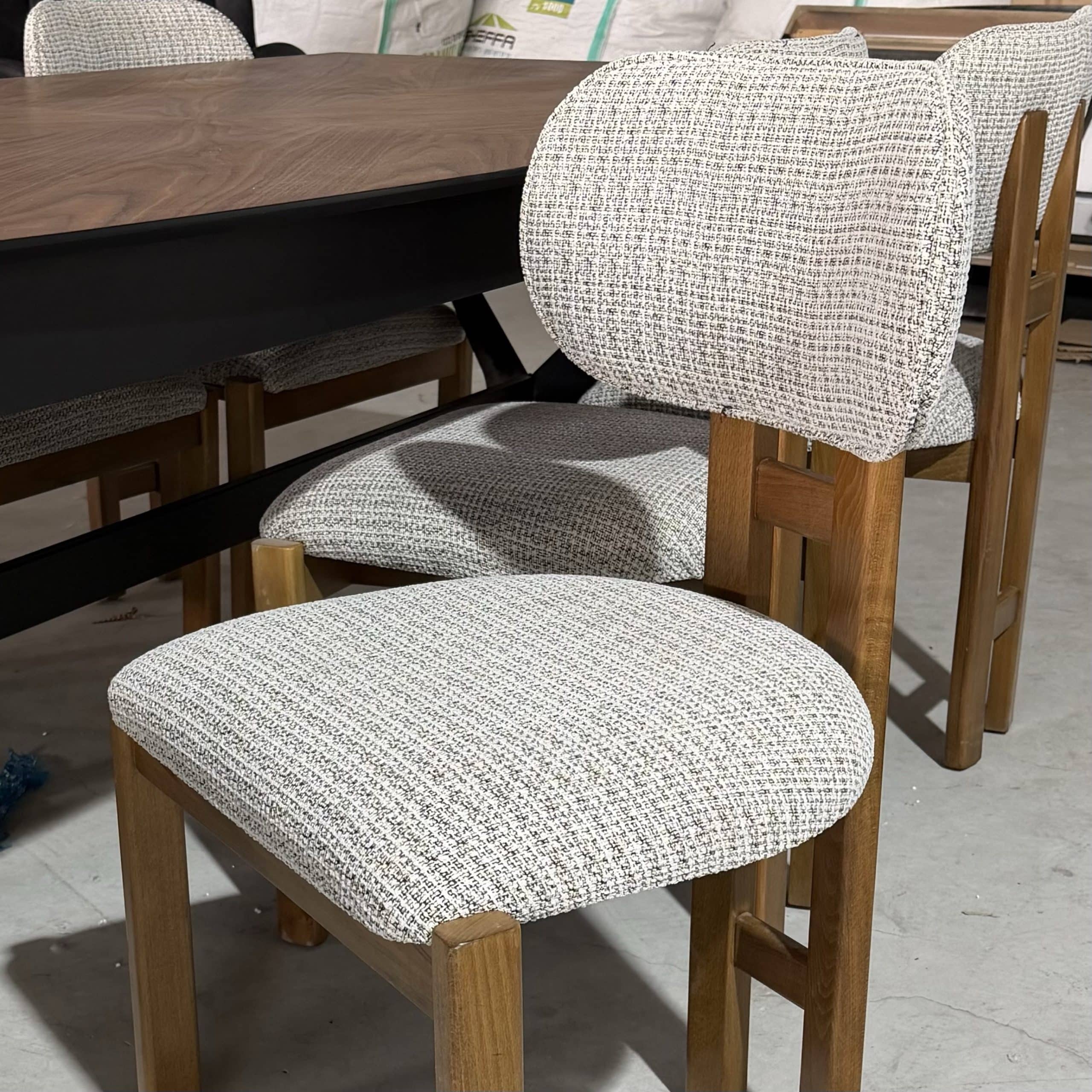 כסא דגם פלוטו מעוצב בד משולב רגל אלון - 6 יחידות בחיסול! כסא דגם פלוטו מעוצב בד משולב רגל אלון - 6 יחידות בחיסול!