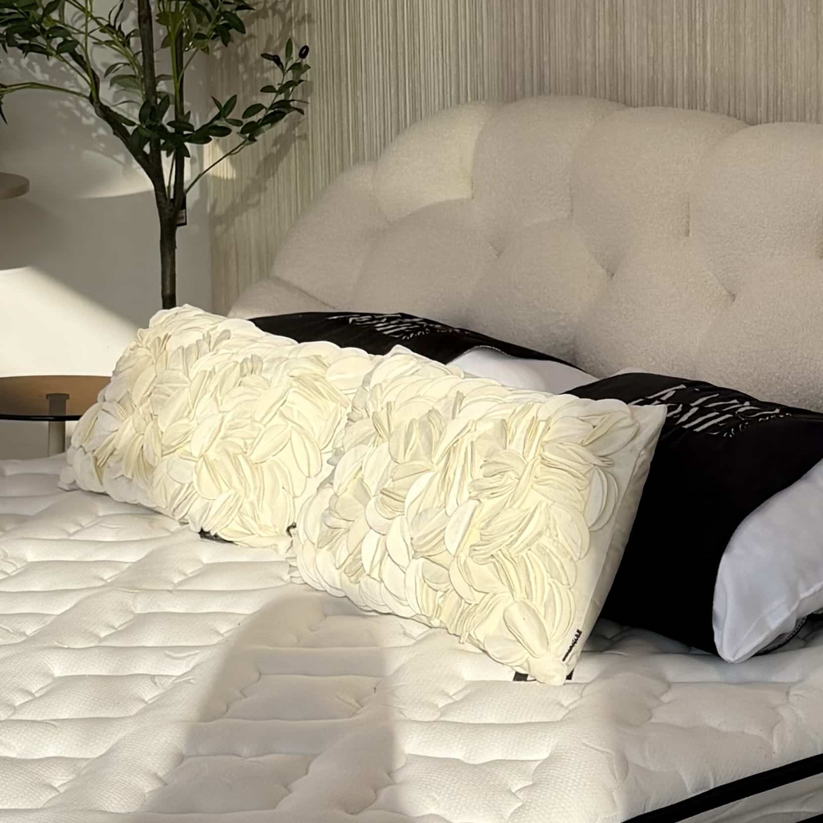 כרית מלבנית פרחים שמנת דגם איקו 35/50 - חיסול מלאי!