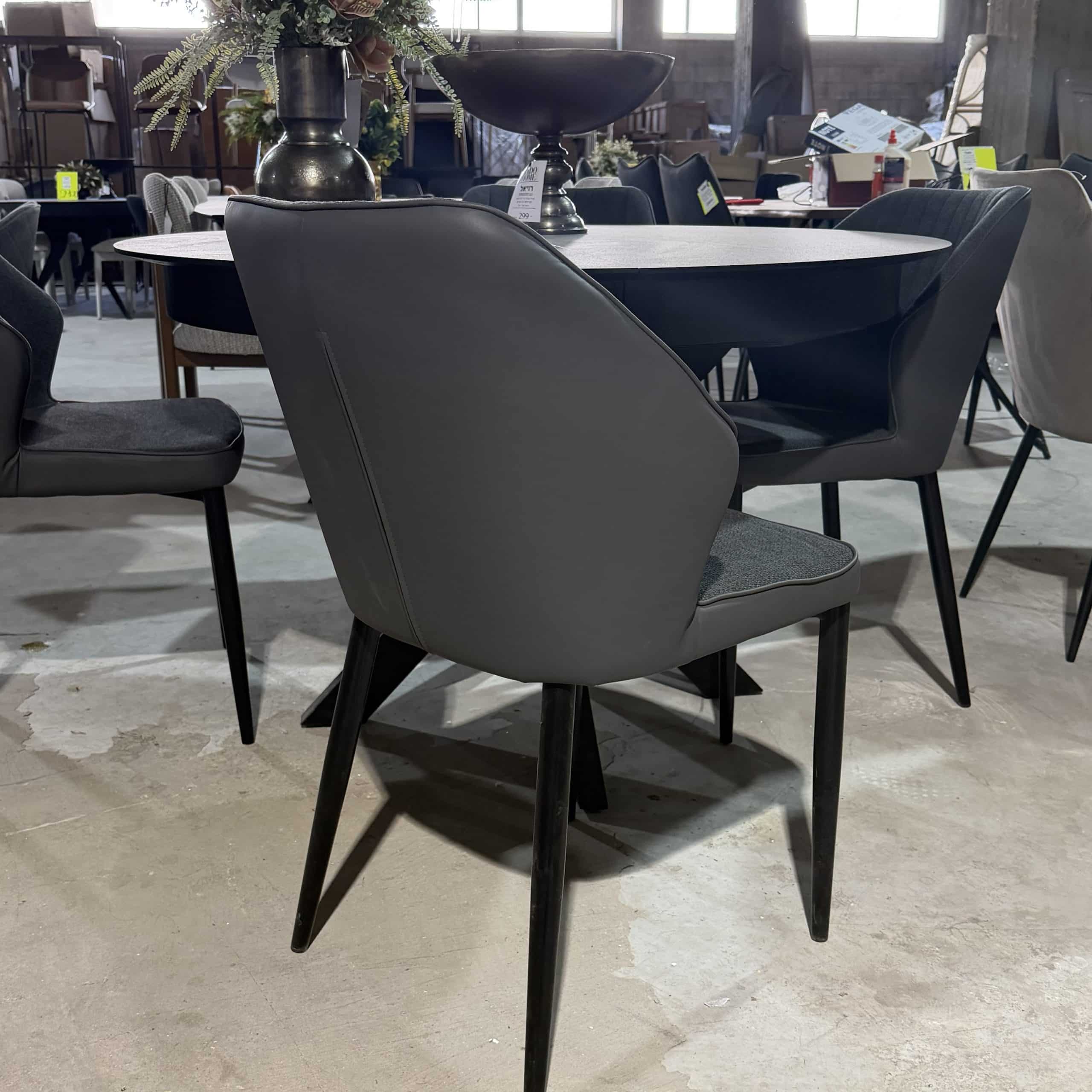 כסא דגם X940 בוקלה אפור מעטפת דמוי עור שחור - חיסול