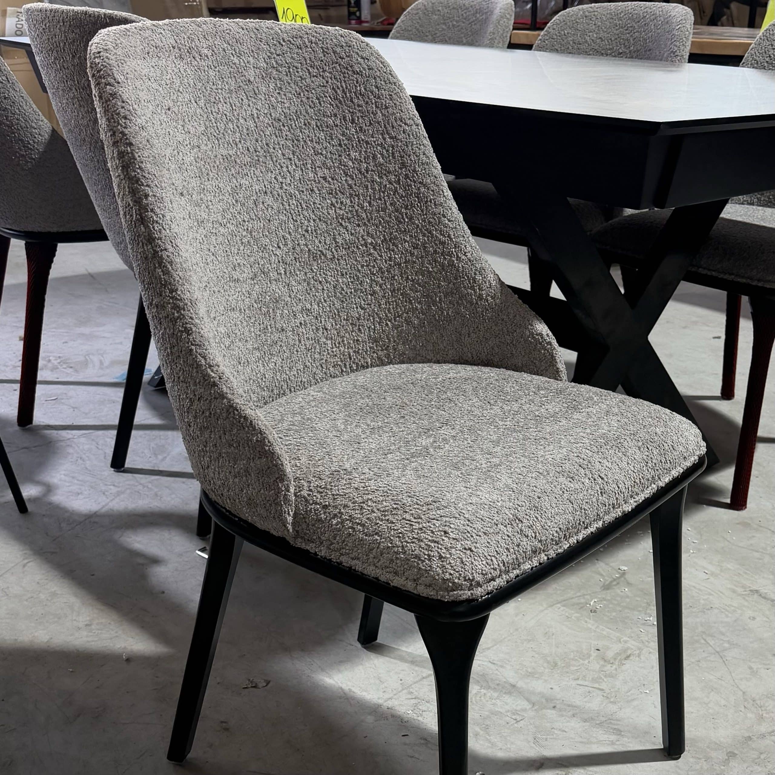 כיסא מעוצב דגם אסיה בד בוקלה אפור רגל שחורה - חיסול!!