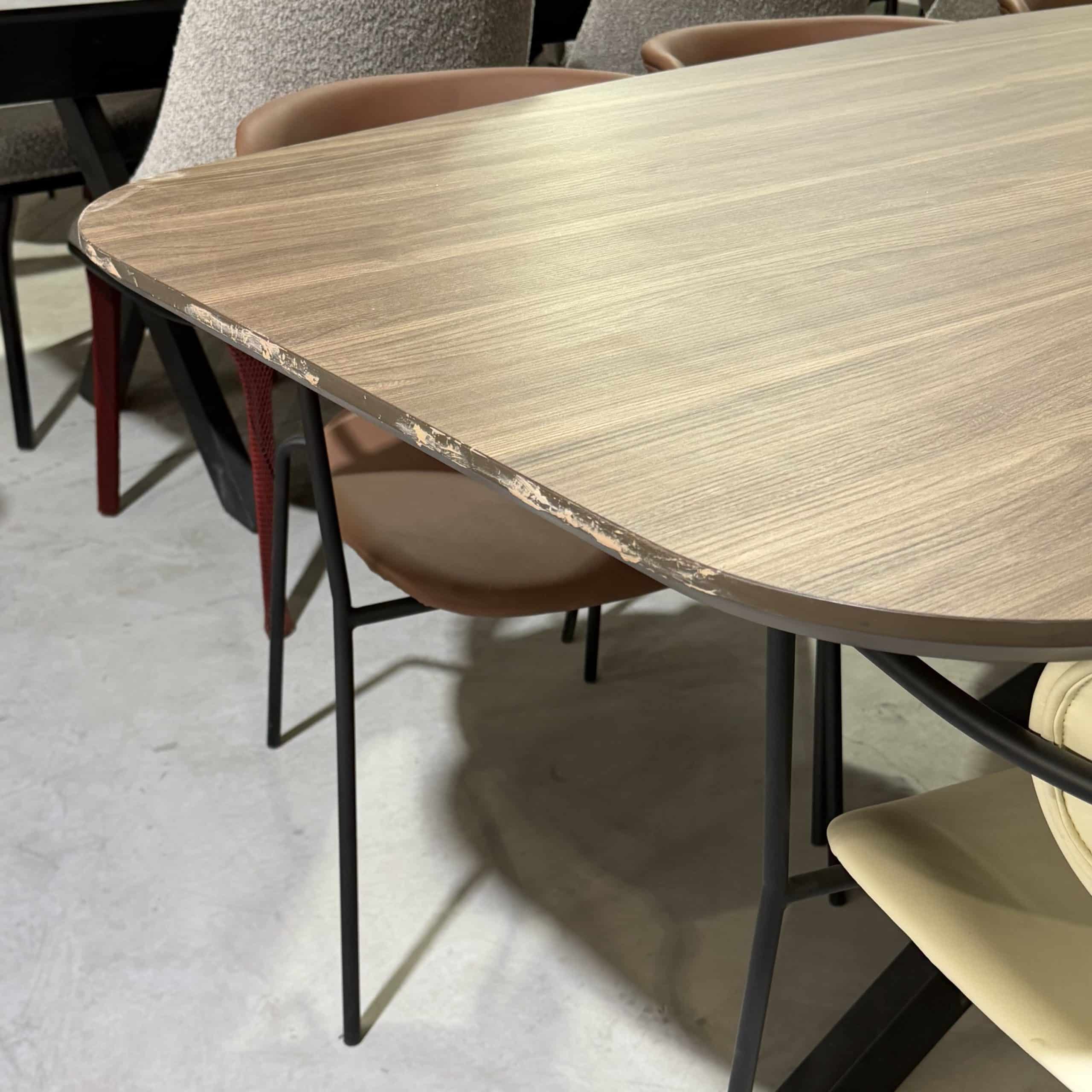 פינת אוכל מלבני פלטה עץ אגוז אמריקאי רגל מתכת שחורה - חיסול מעודפים!