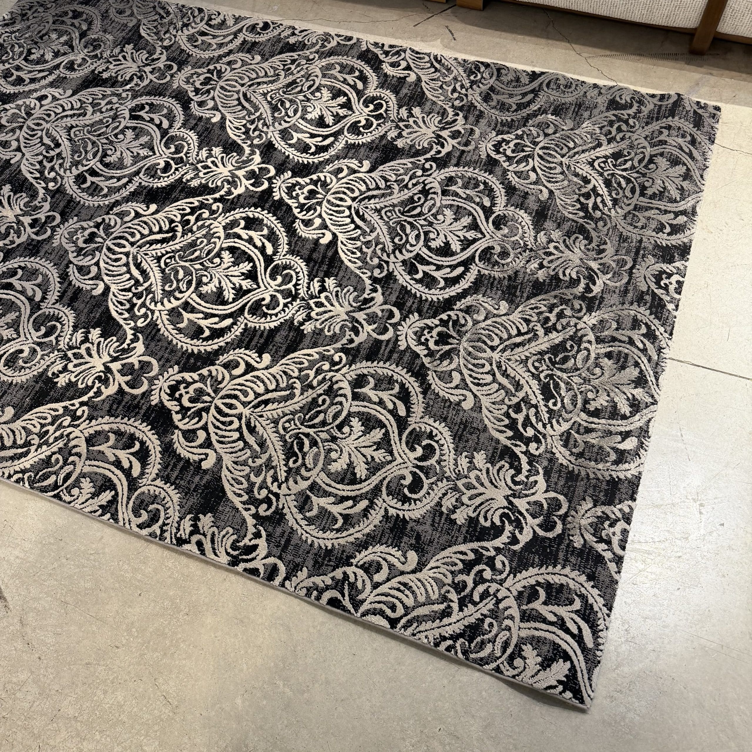 שטיח עיטורים שחור אפור 160/230 -אחרון בחיסול! שטיח עיטורים שחור אפור 160/230 -אחרון בחיסול!