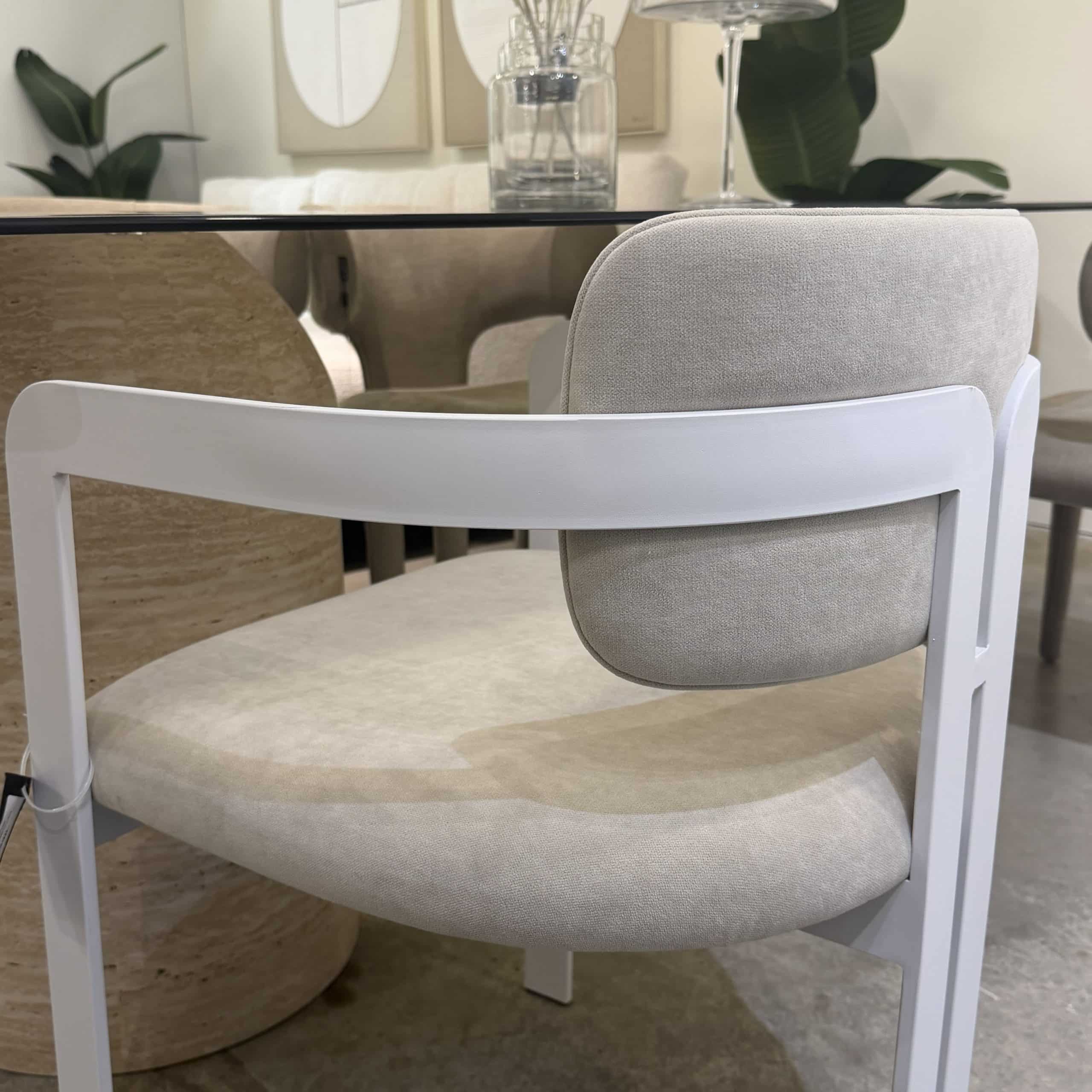 כיסא מעוצב רגל שמנת בד שמנת / אבן דגם מנדי מבית קאדו הום