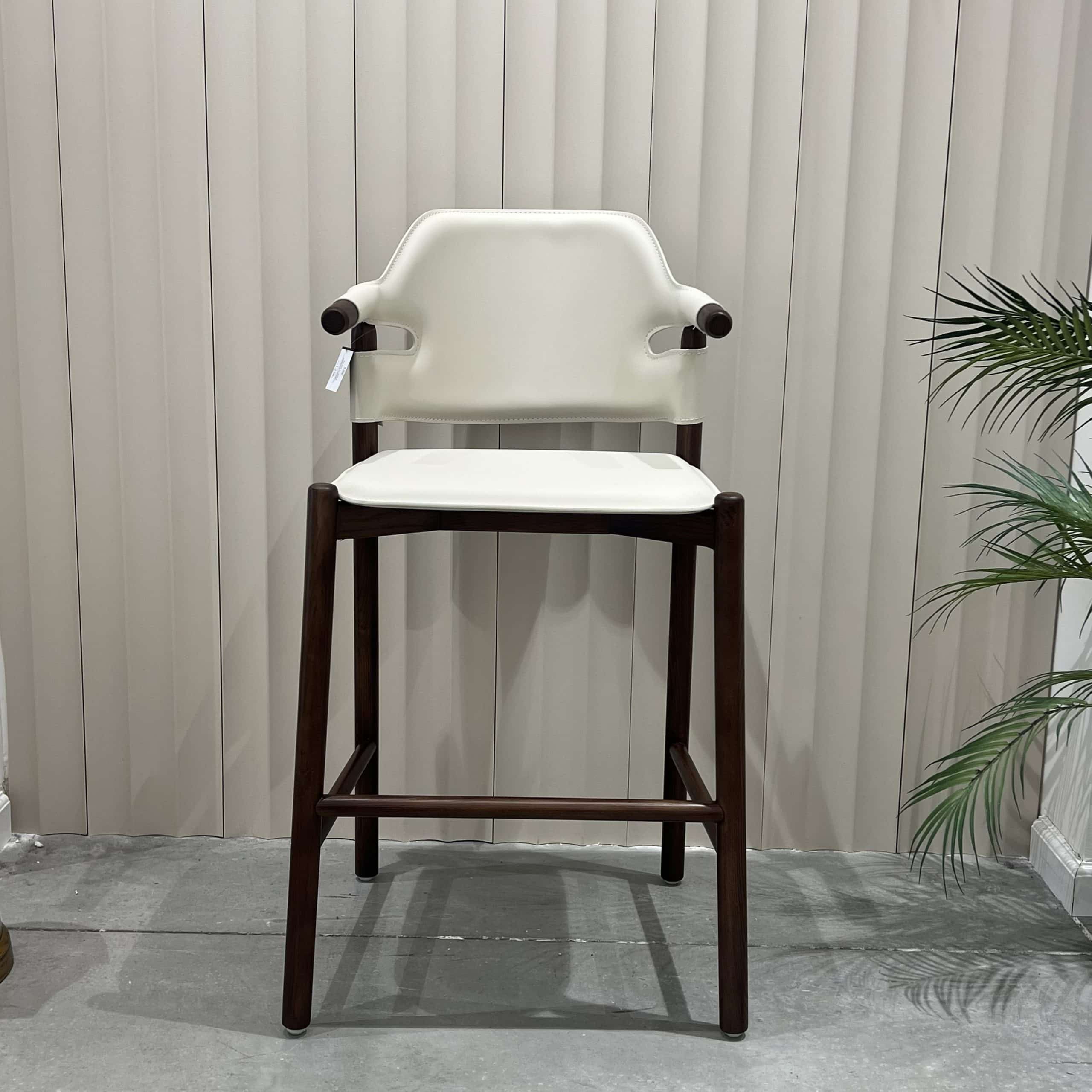 כיסא בר במבו דמוי עור אבן רגל עץ אגוז דגם סופיטל - קולקציה חדשה