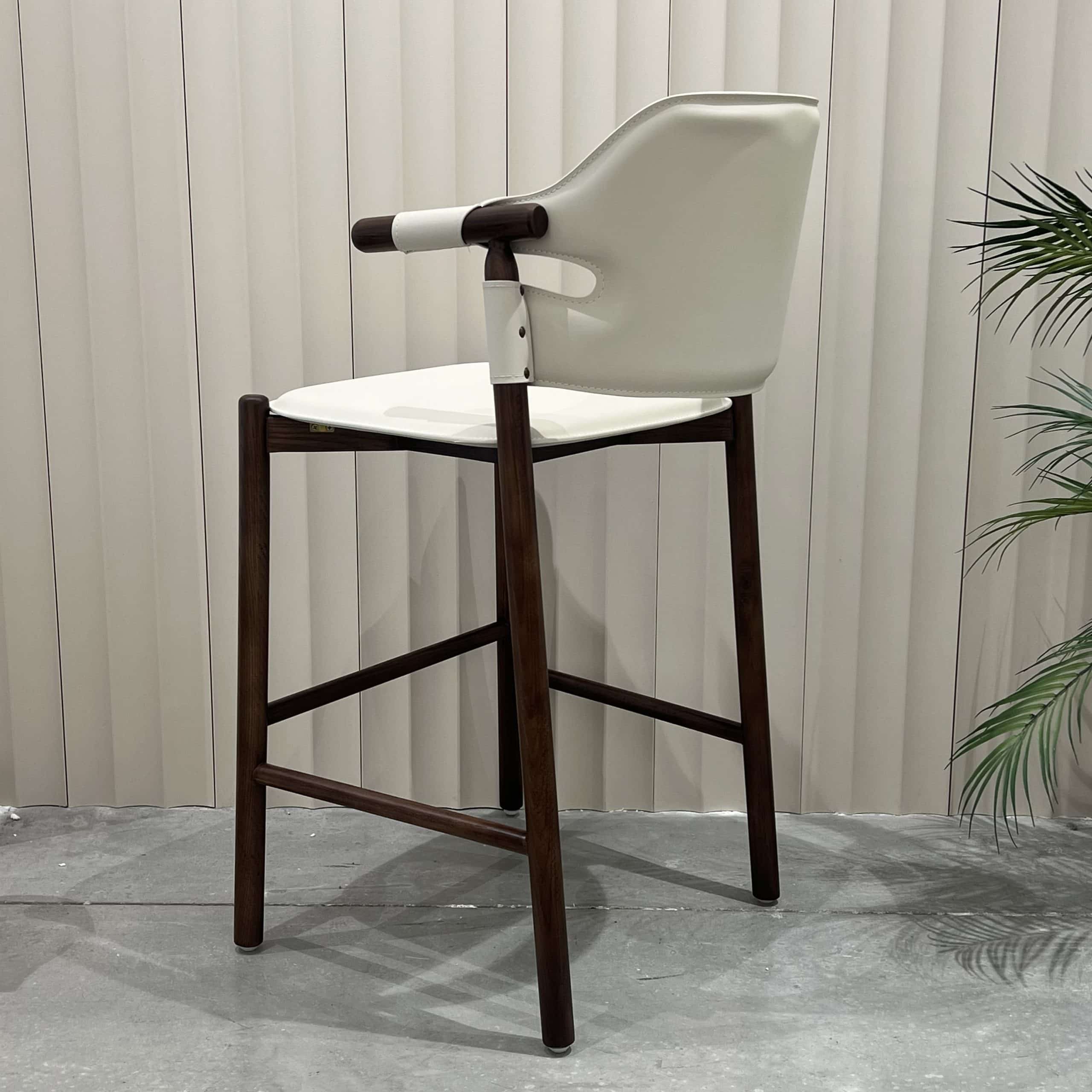 כיסא בר במבו דמוי עור אבן רגל עץ אגוז דגם סופיטל - קולקציה חדשה