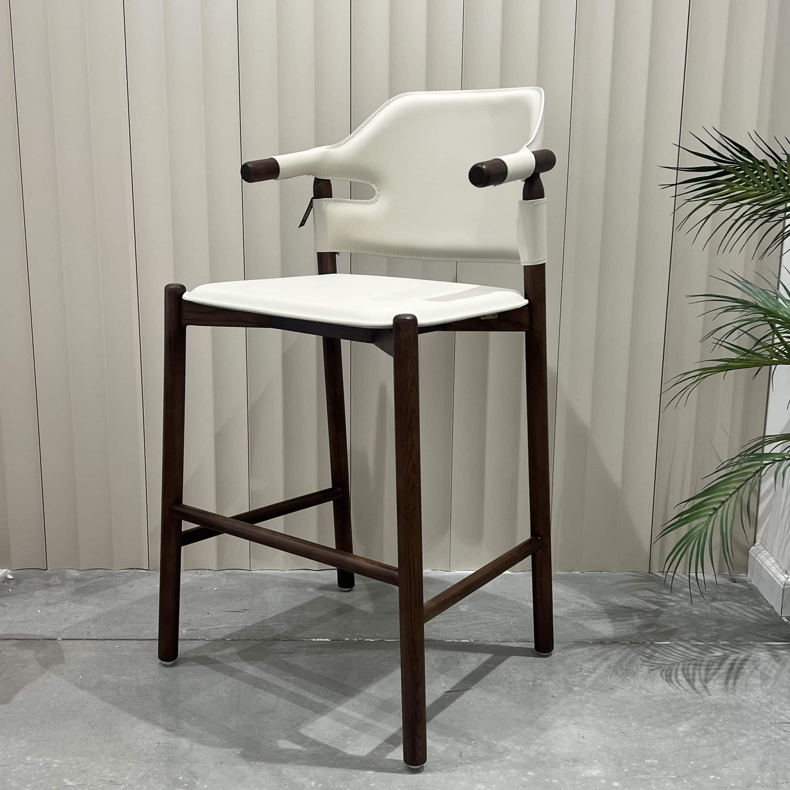 כיסא בר במבו דמוי עור אבן רגל עץ אגוז דגם סופיטל - קולקציה חדשה