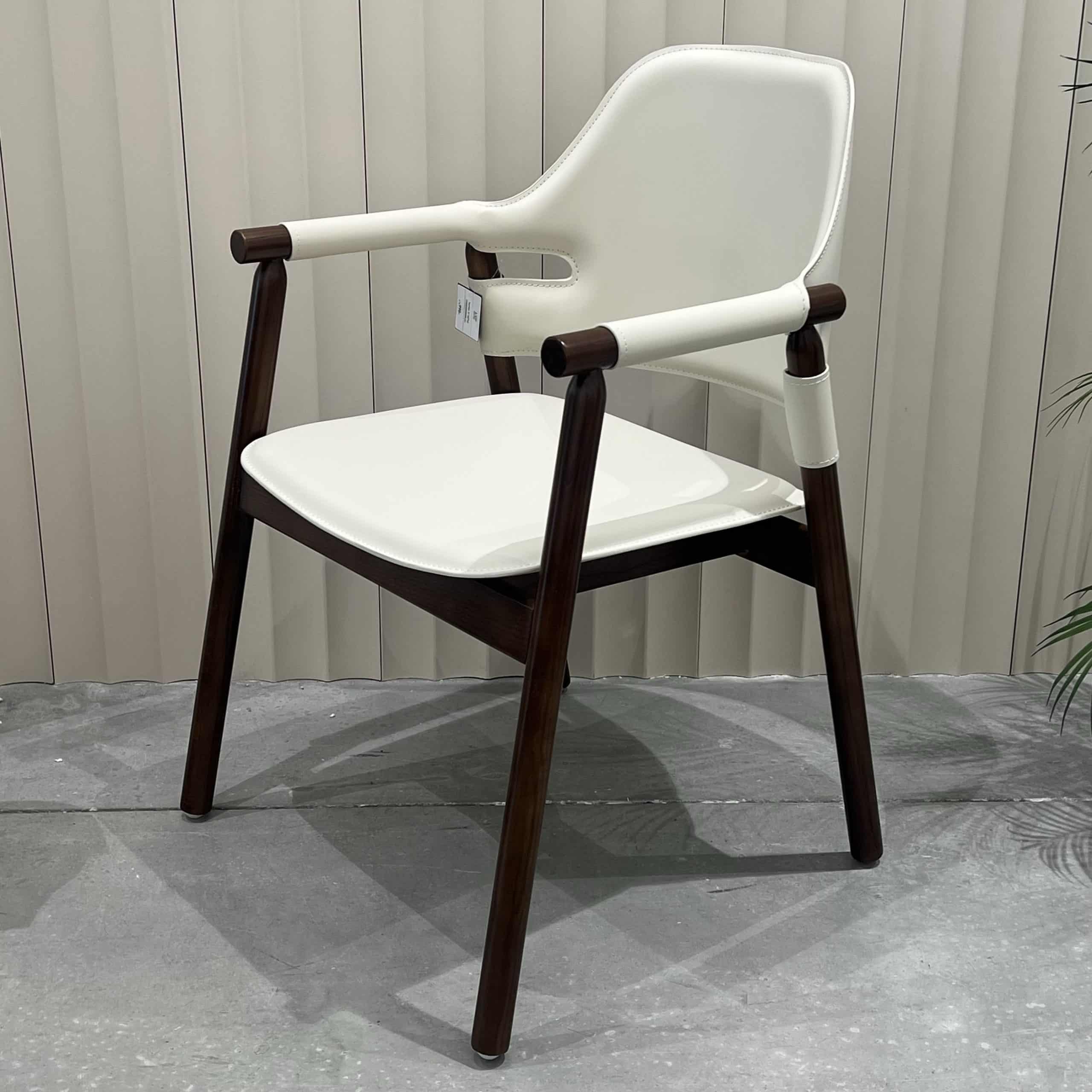 כיסא מעוצב במבו דמוי עור אבן רגל עץ אגוז דגם סופיטל - קולקציה חדשה