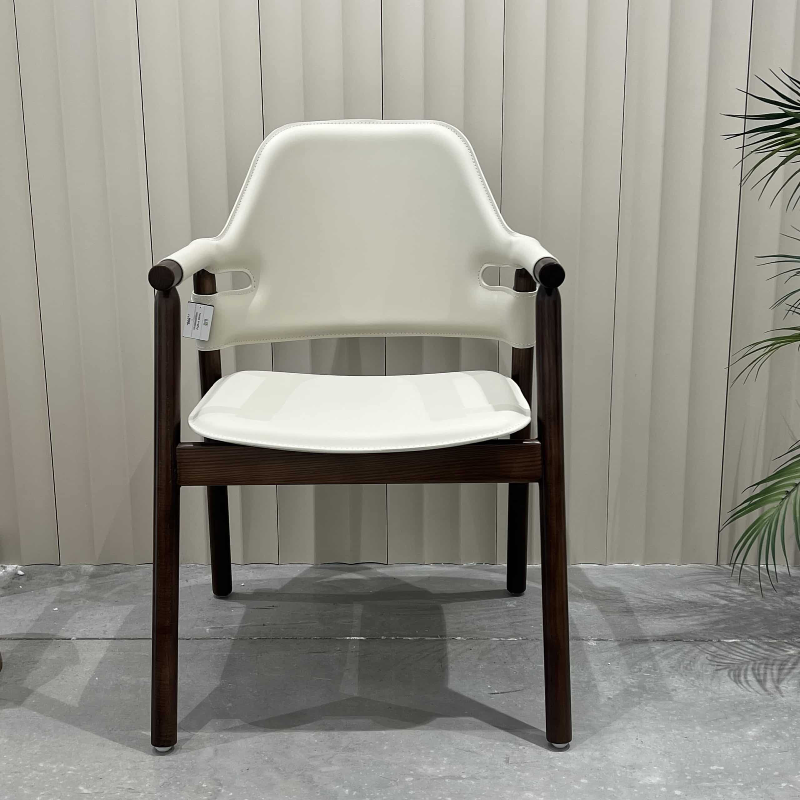 כיסא מעוצב במבו דמוי עור אבן רגל עץ אגוז דגם סופיטל - קולקציה חדשה