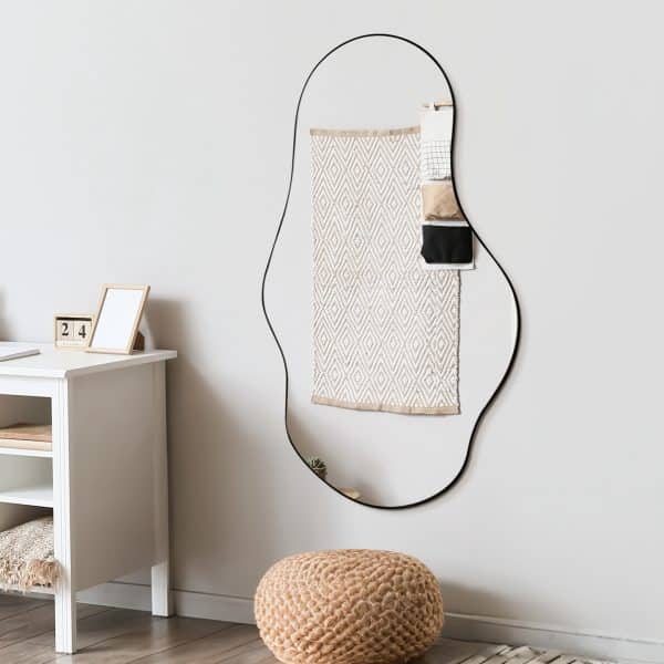 מראה מעוצבת אמורפית מסגרת שחורה דגם אגם