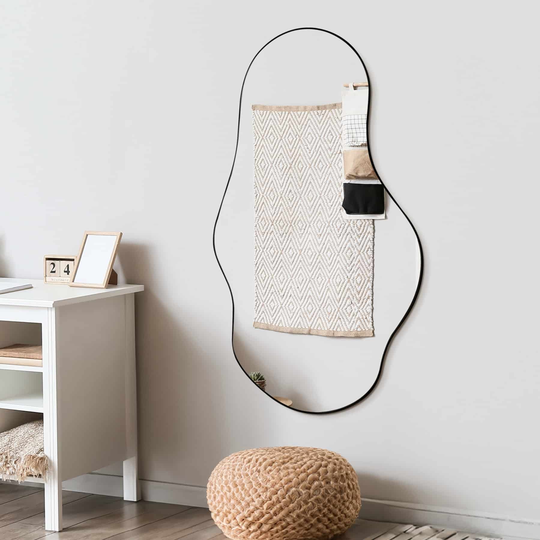 מראה מעוצבת אמורפית מסגרת שחורה דגם אגם