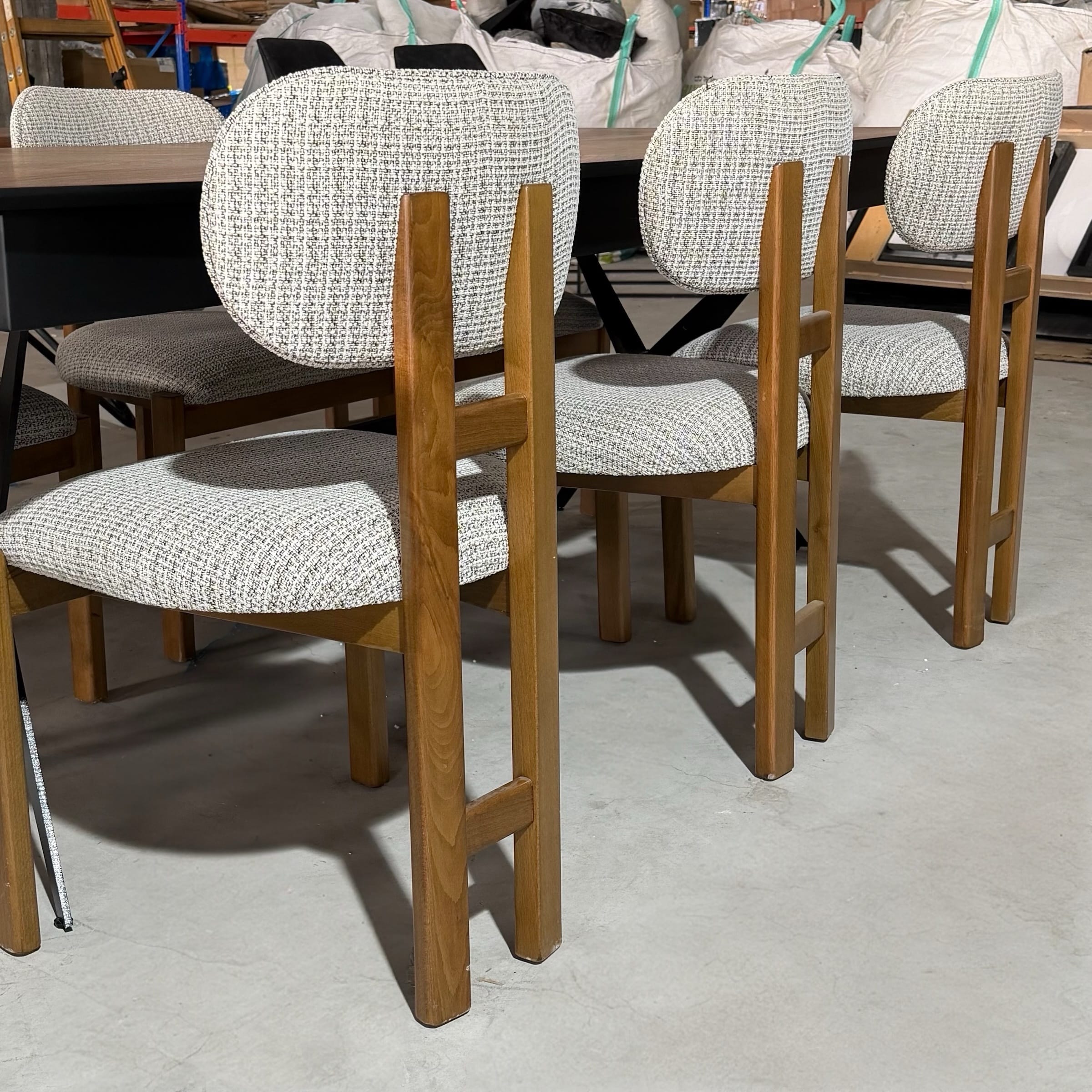 כסא דגם פלוטו מעוצב בד משולב רגל אלון - 6 יחידות בחיסול! כסא דגם פלוטו מעוצב בד משולב רגל אלון - 6 יחידות בחיסול!