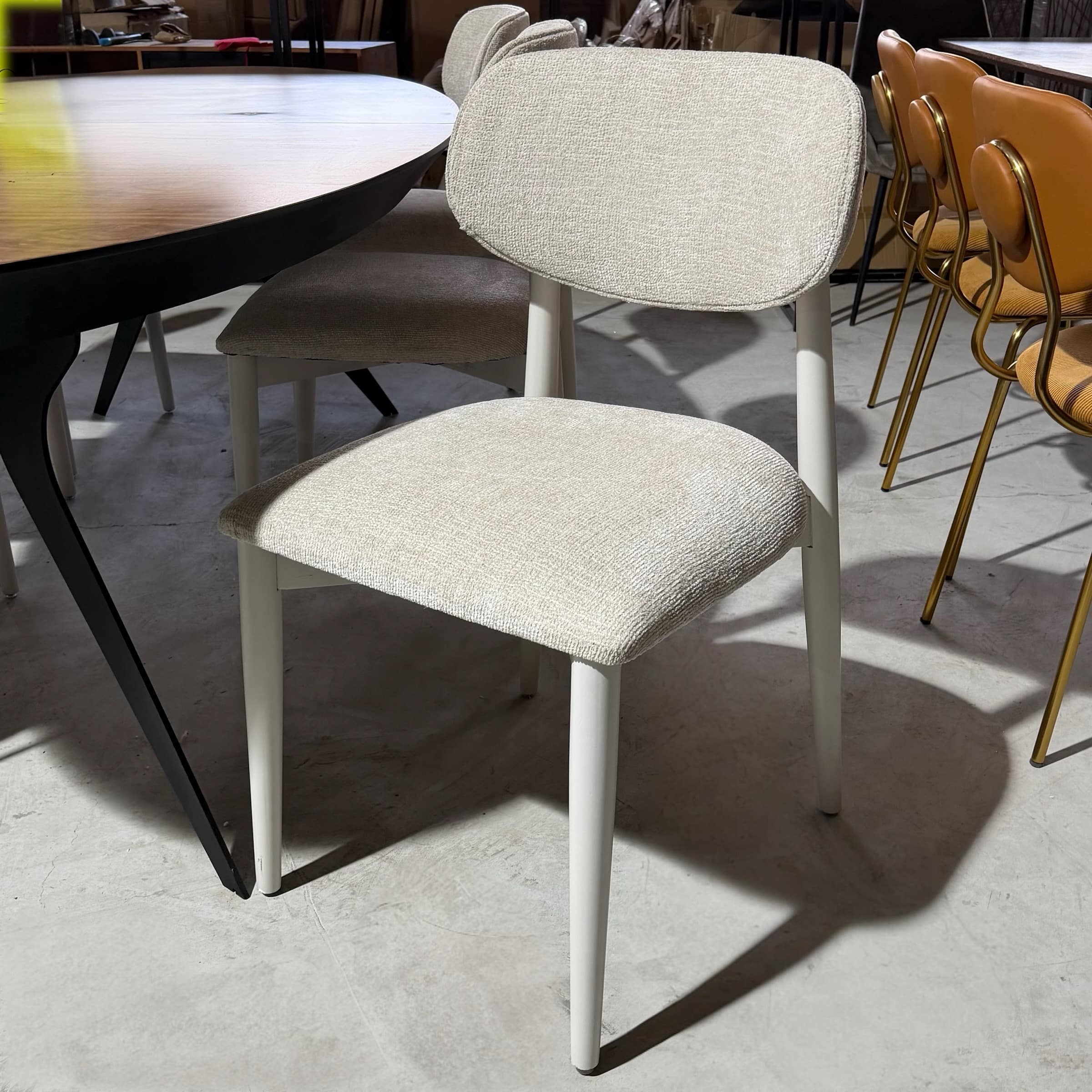 כיסא מעוצב דגם לינז בד שמנת רגל שמנת - 6 אחרונים בחיסול!!