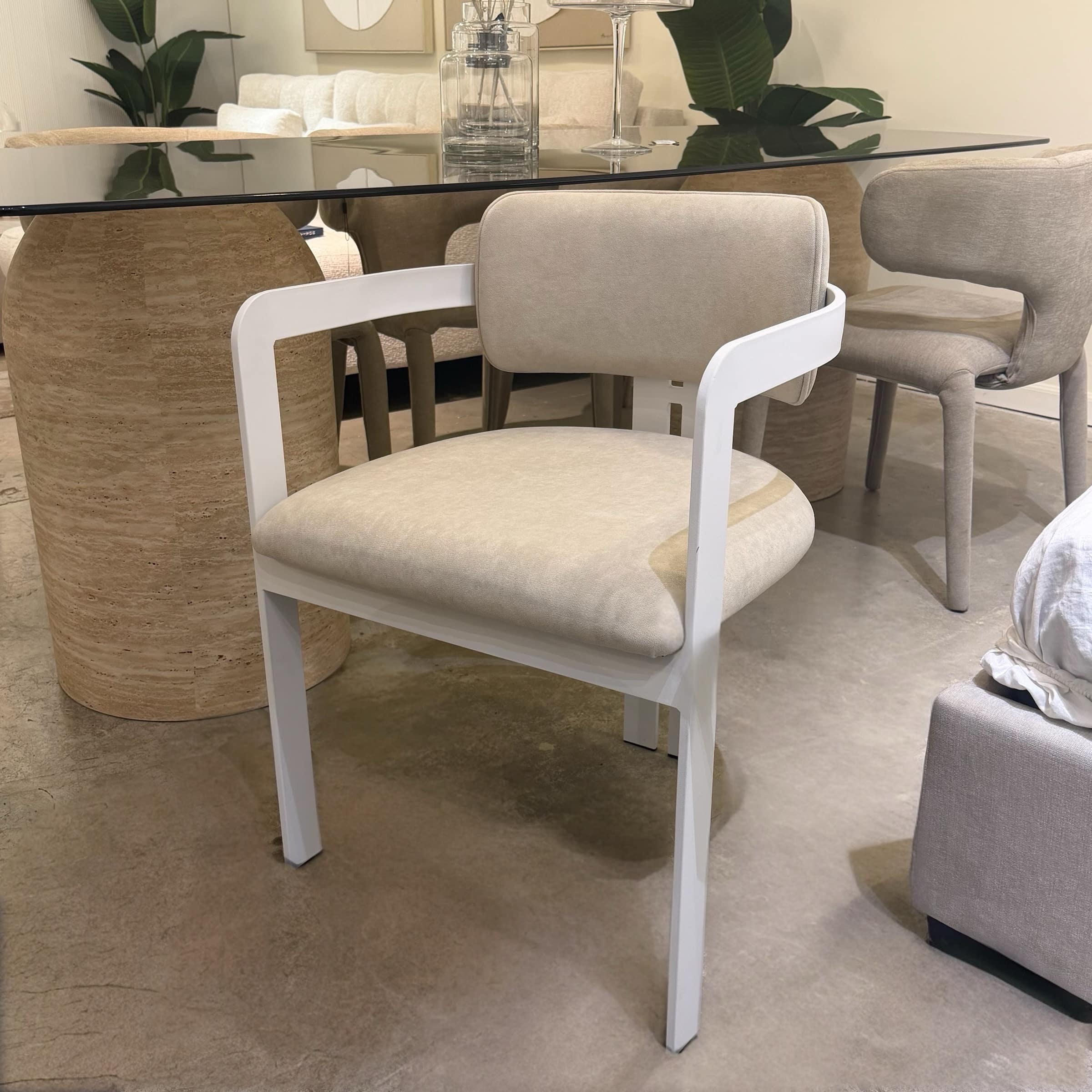 כיסא מעוצב רגל שמנת בד שמנת / אבן דגם מנדי מבית קאדו הום