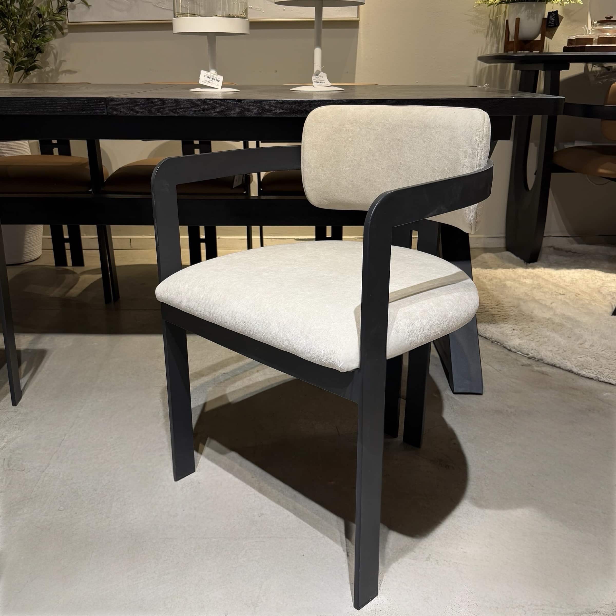 כיסא מעוצב רגל שחורה בד שמנת / אבן דגם מנדי מבית קאדו הום