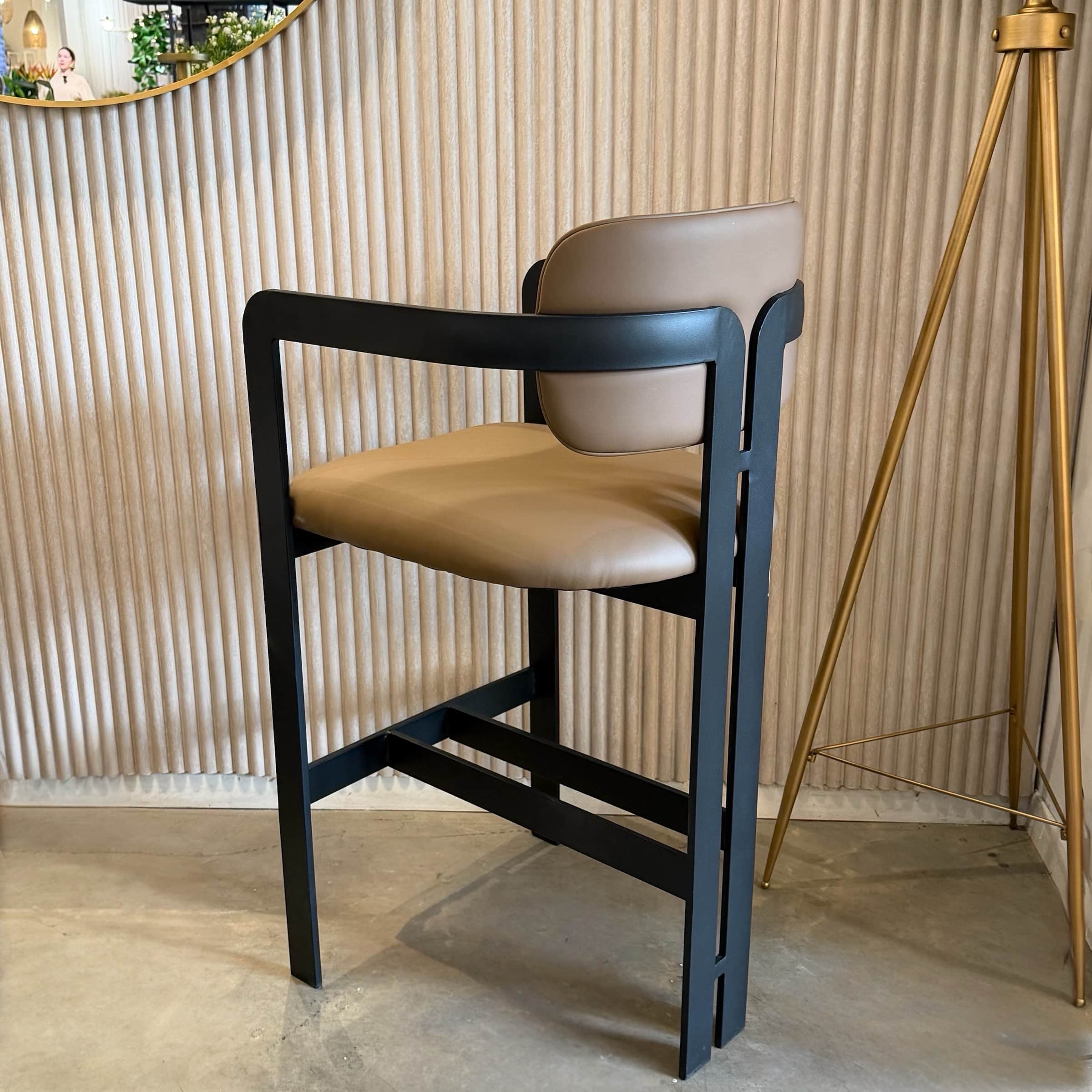 כסא בר מעוצב דמוי עור כאמל רגל שחורה דגם מנדי מבית קאדו הום