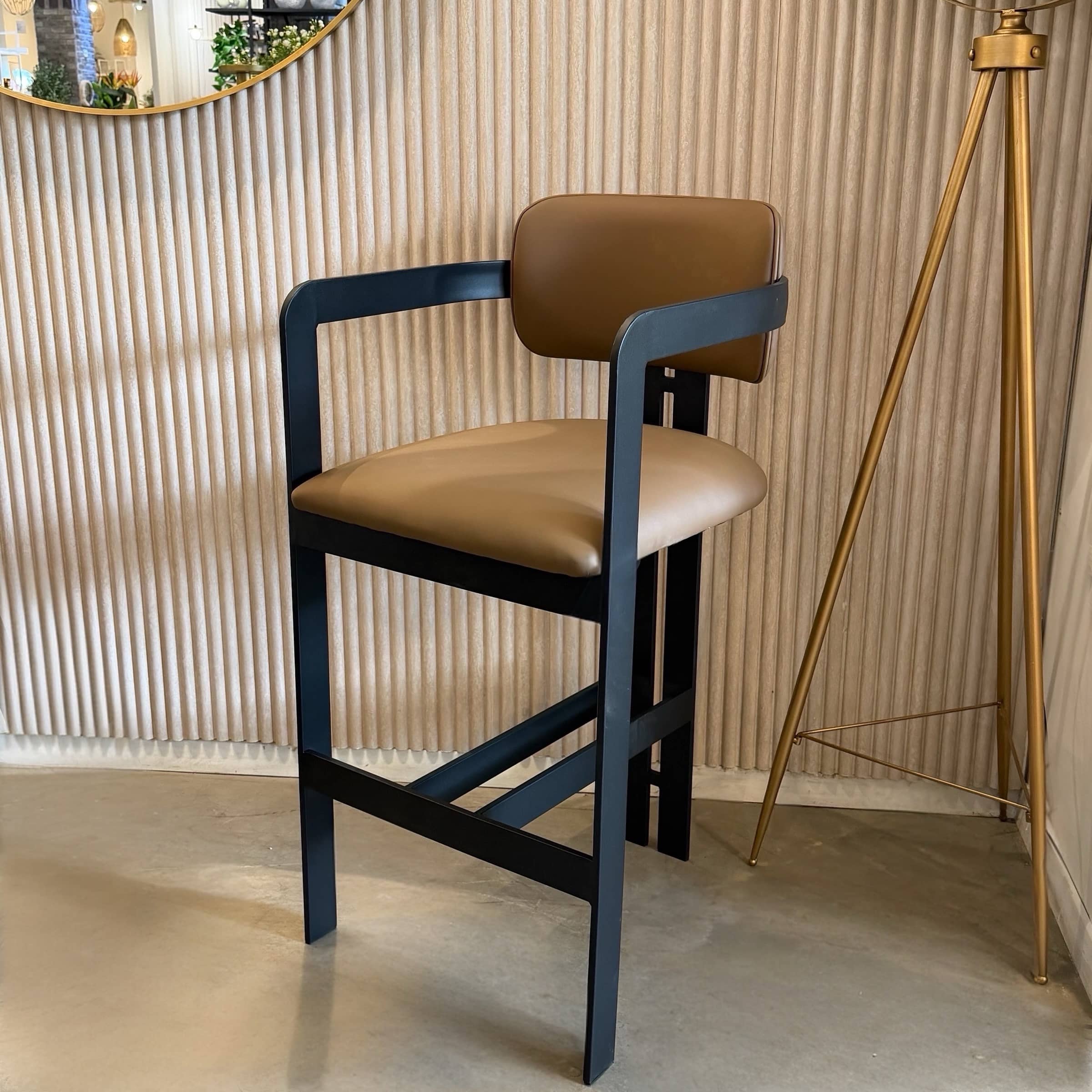 כסא בר מעוצב דמוי עור כאמל רגל שחורה דגם מנדי מבית קאדו הום