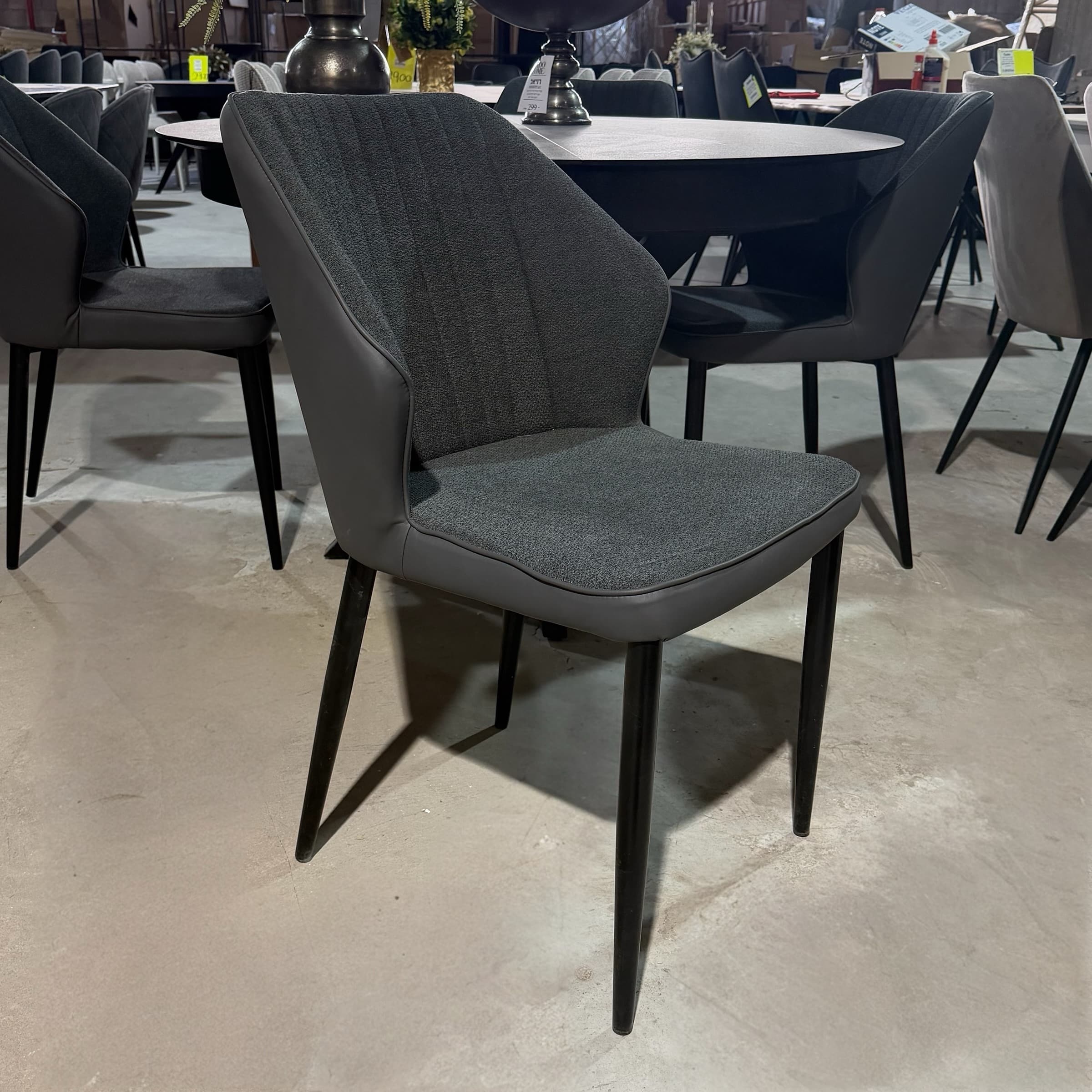 כסא דגם X940 בוקלה אפור מעטפת דמוי עור שחור - חיסול