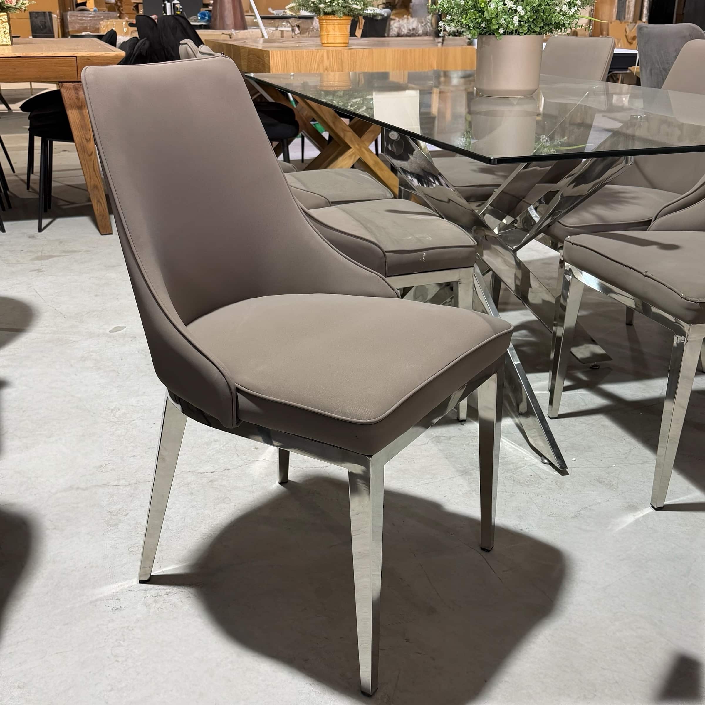 כיסא פינת אוכל מעוצב דגם נובו בז חום רגל ניקל - חיסול 6 אחרונים!