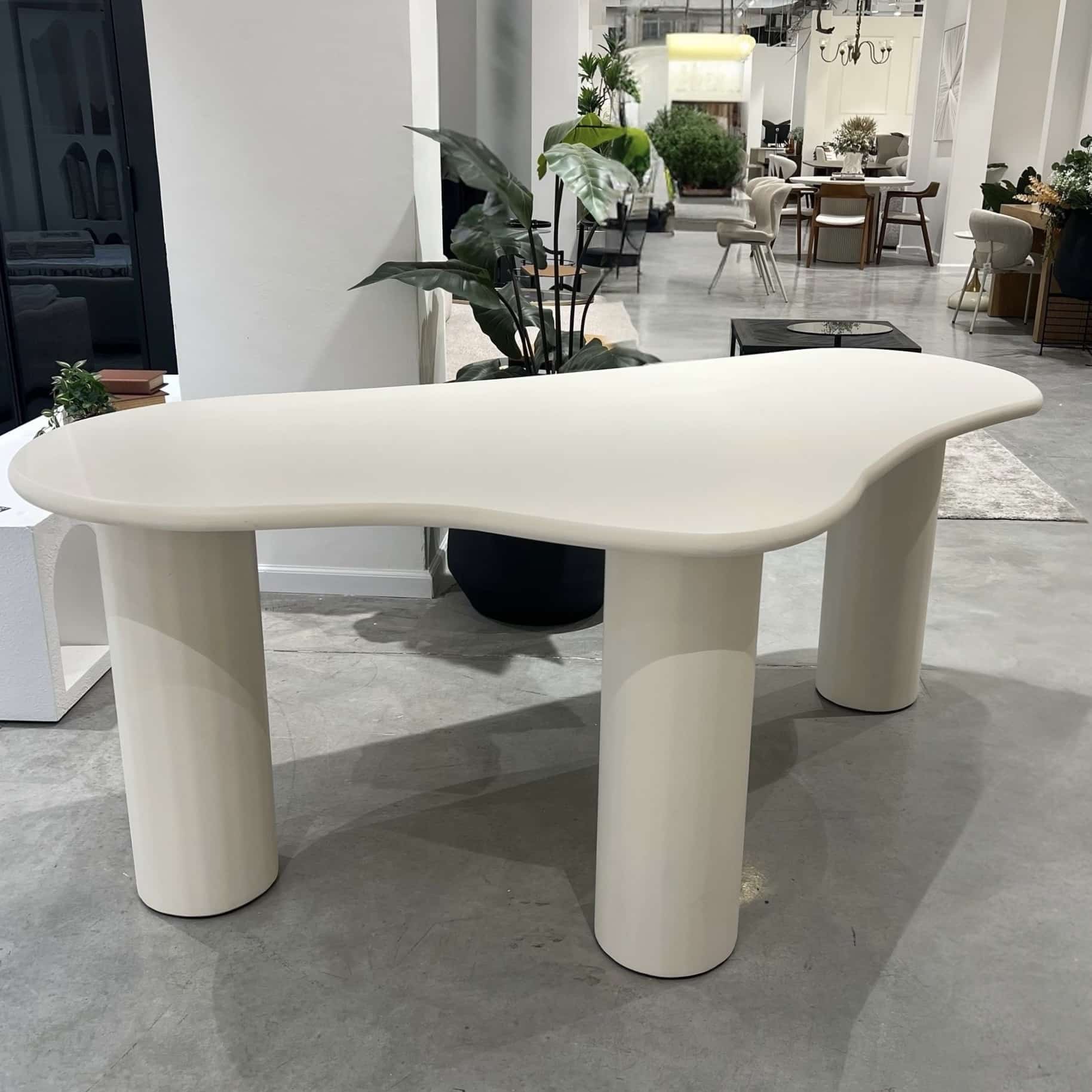 שולחן אוכל מיוחד דגם אמורפי 200/110 גוון שמנת - חיסול מתצוגה!