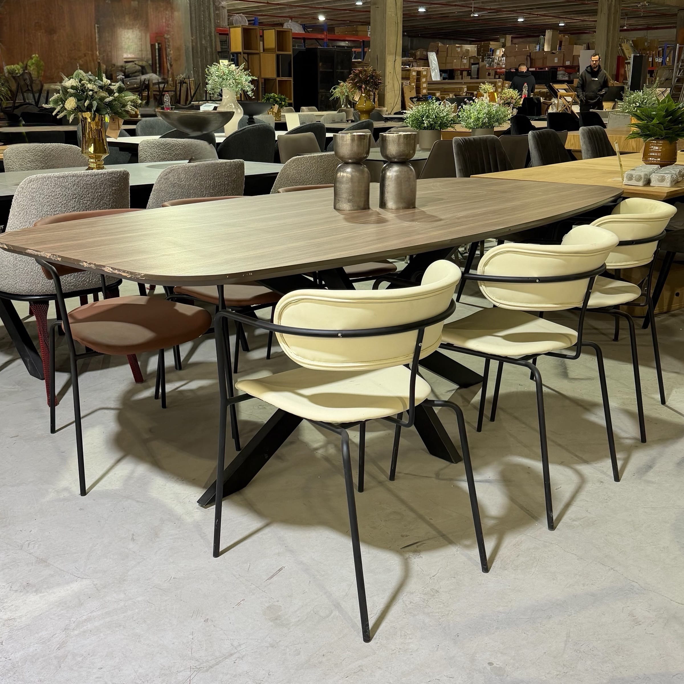 פינת אוכל מלבני פלטה עץ אגוז אמריקאי רגל מתכת שחורה - חיסול מעודפים!