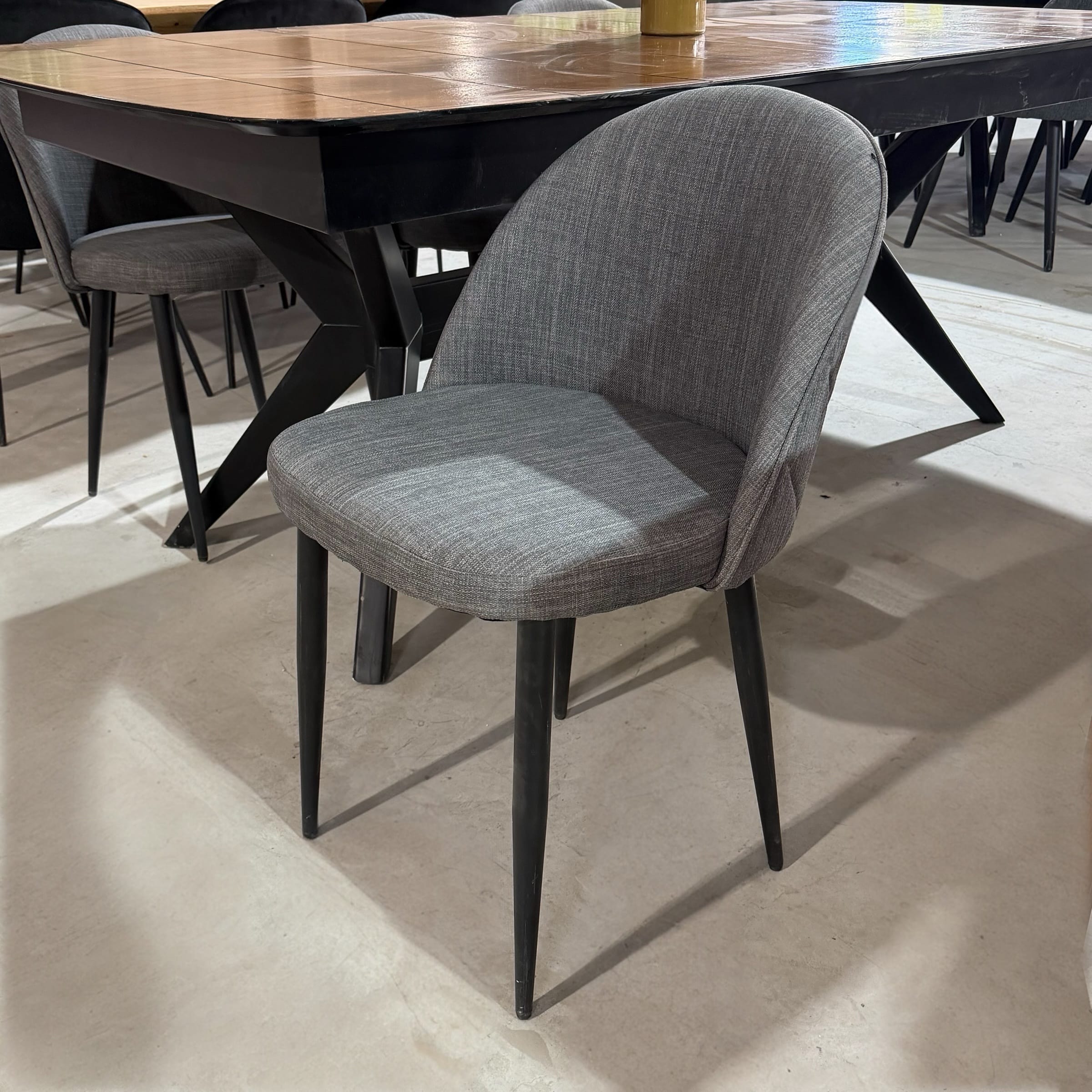 כיסא דגם נוגה איקסים בגב גוון אפור כהה - 6 אחרונים בחיסול!!