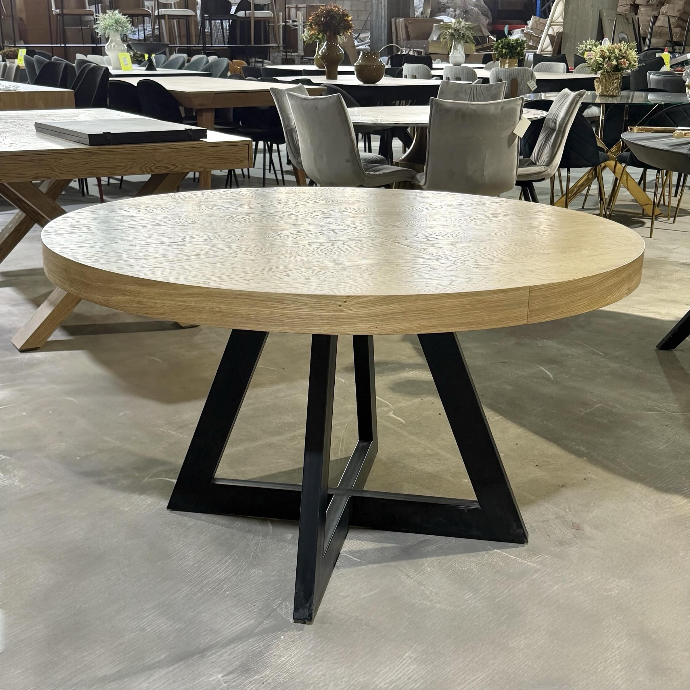 שולחן אוכל עגול אלון טבעי רגל שחורה דגם הרודס - חיסול!!