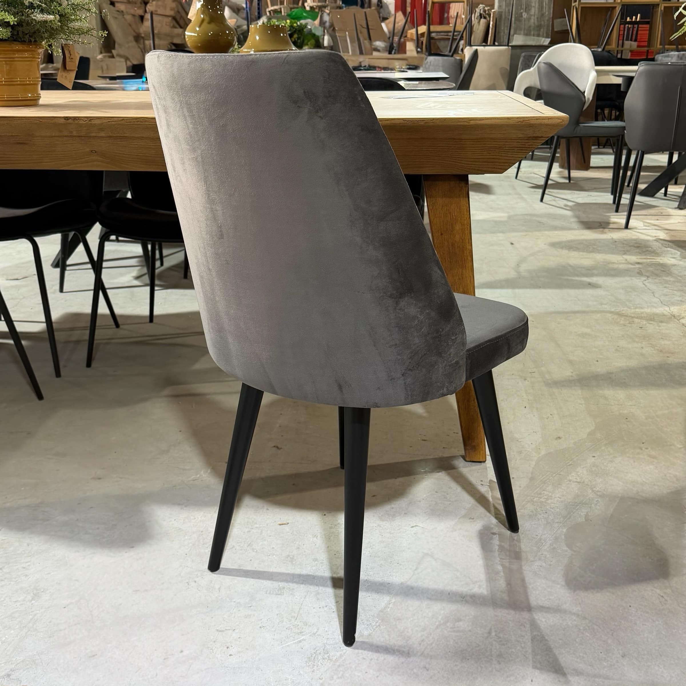 כיסא מעוצב דגם טומי אפור קטיפה פסים בגב - 6 אחרונים בחיסול! כיסא מעוצב דגם טומי אפור קטיפה פסים בגב - 6 אחרונים בחיסול!