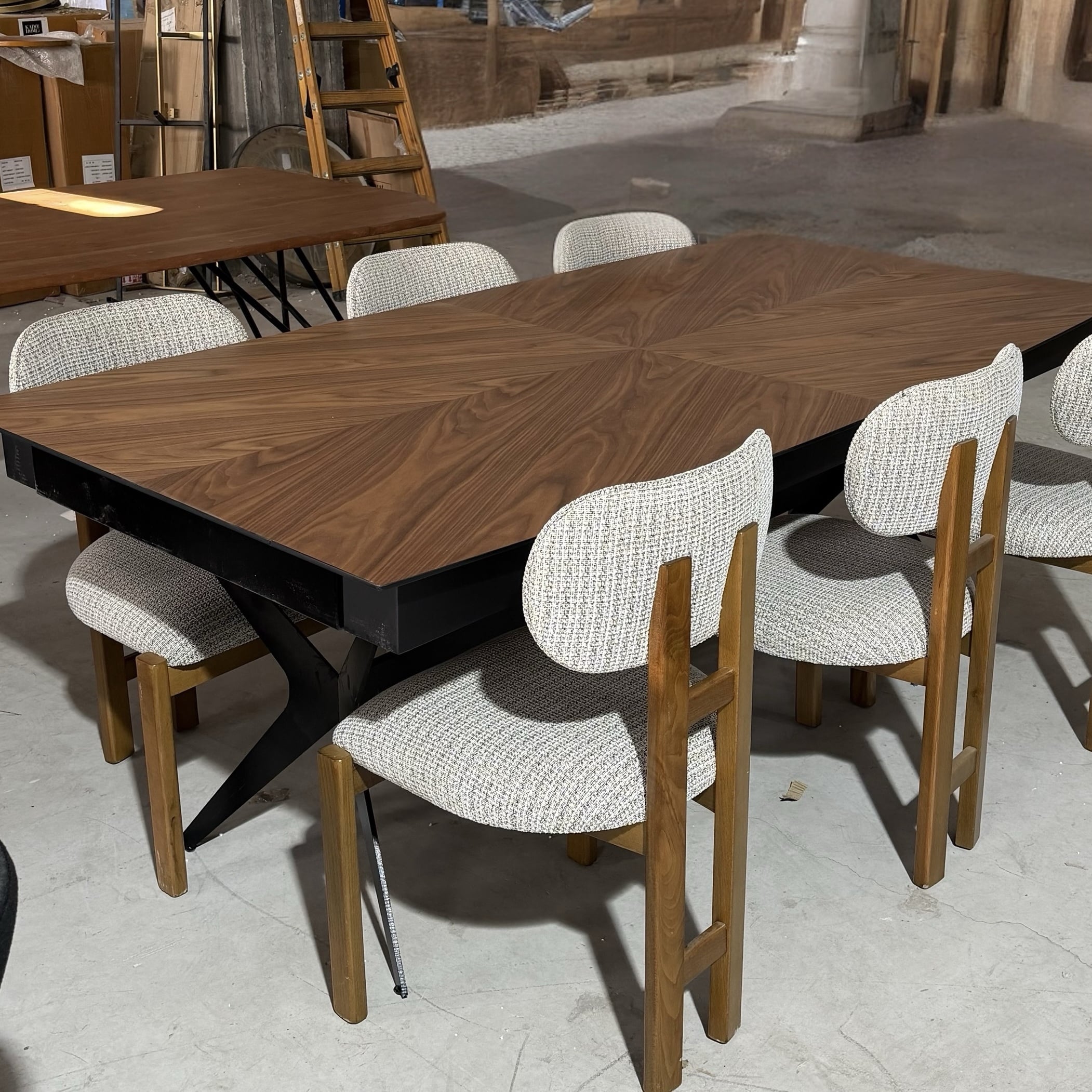 פינת אוכל מעוצבת דגם ביטס אגוז אמריקאי פישבון רגל שחורה - חיסול!!