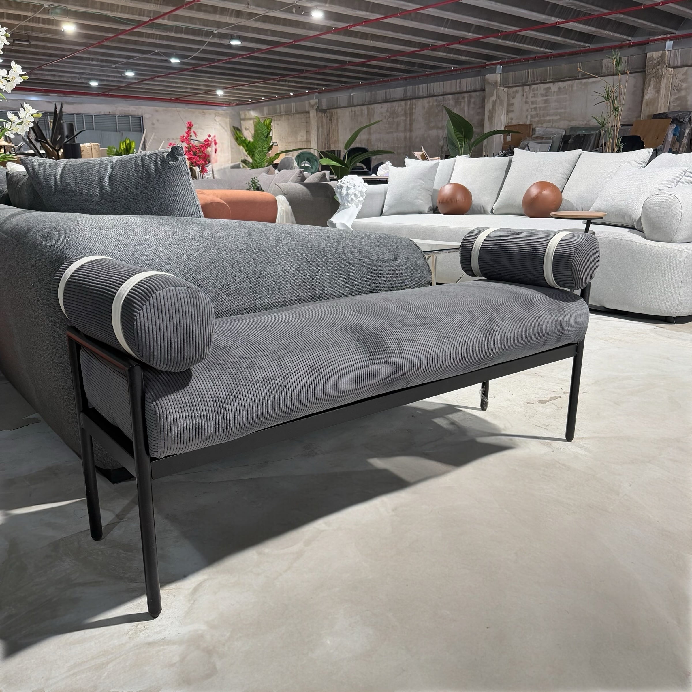 הדום מלבני דגם קרפ בד קורדרוי אפור כהה רצועה בהירה רגל ברזל שחור - חיסול מעודפים! הדום מלבני דגם קרפ בד קורדרוי אפור כהה רצועה בהירה רגל ברזל שחור - חיסול מעודפים!