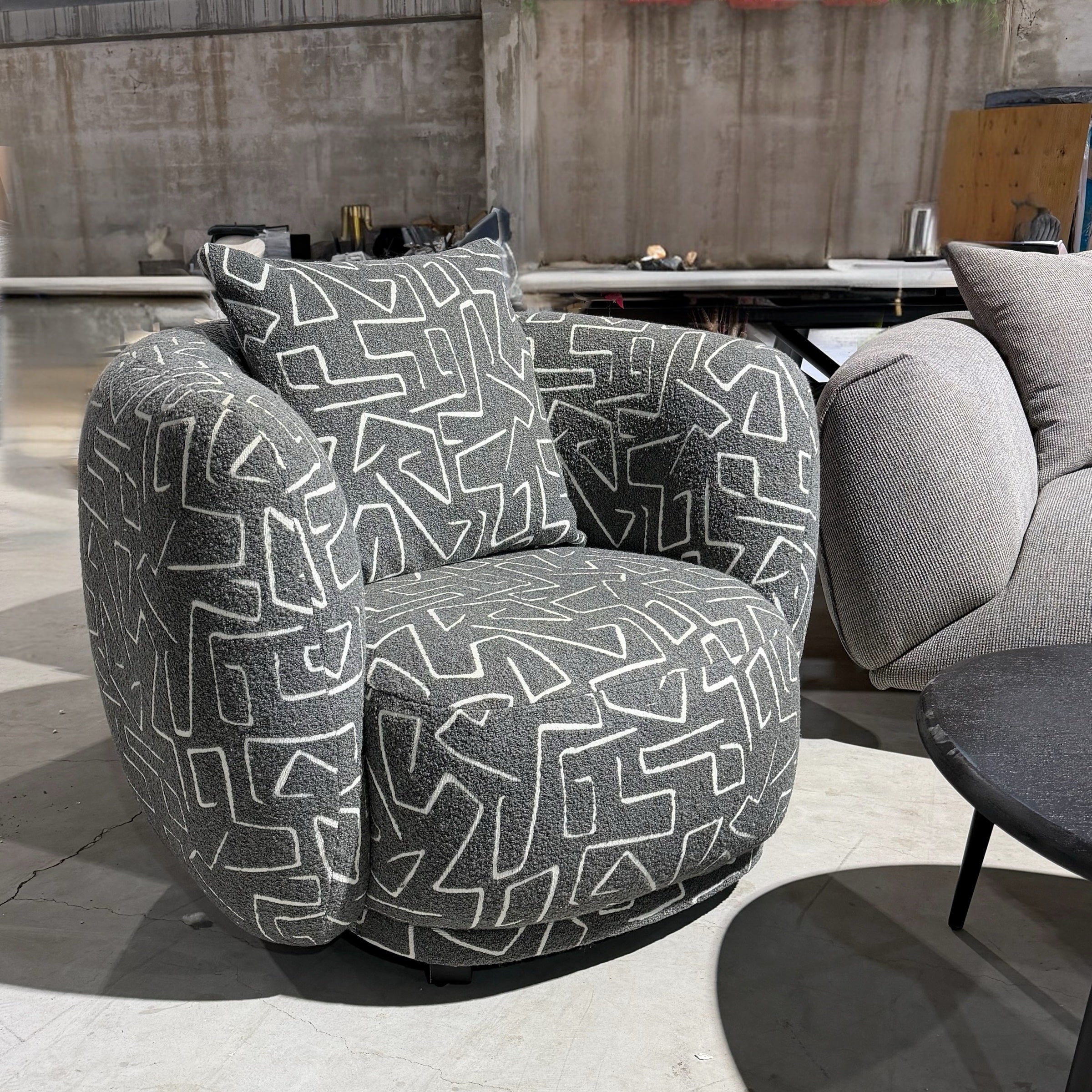 כורסא מעוגלת דגם 107 אפור לבן - חיסול עודפים!! כורסא מעוגלת דגם 107 אפור לבן - חיסול עודפים!!