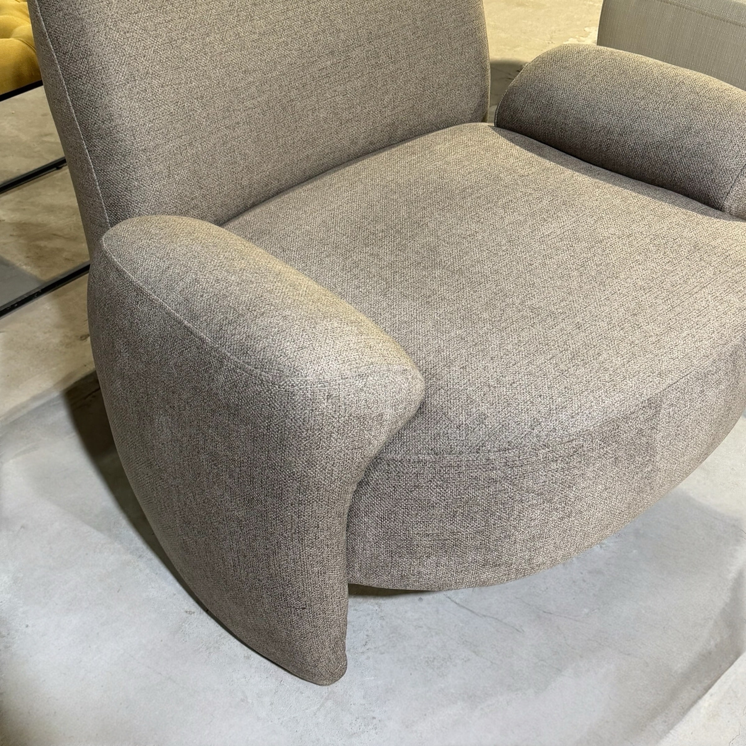 כורסא מעוצבת דגם 108 בד אריג אפור - חיסול עודפים!