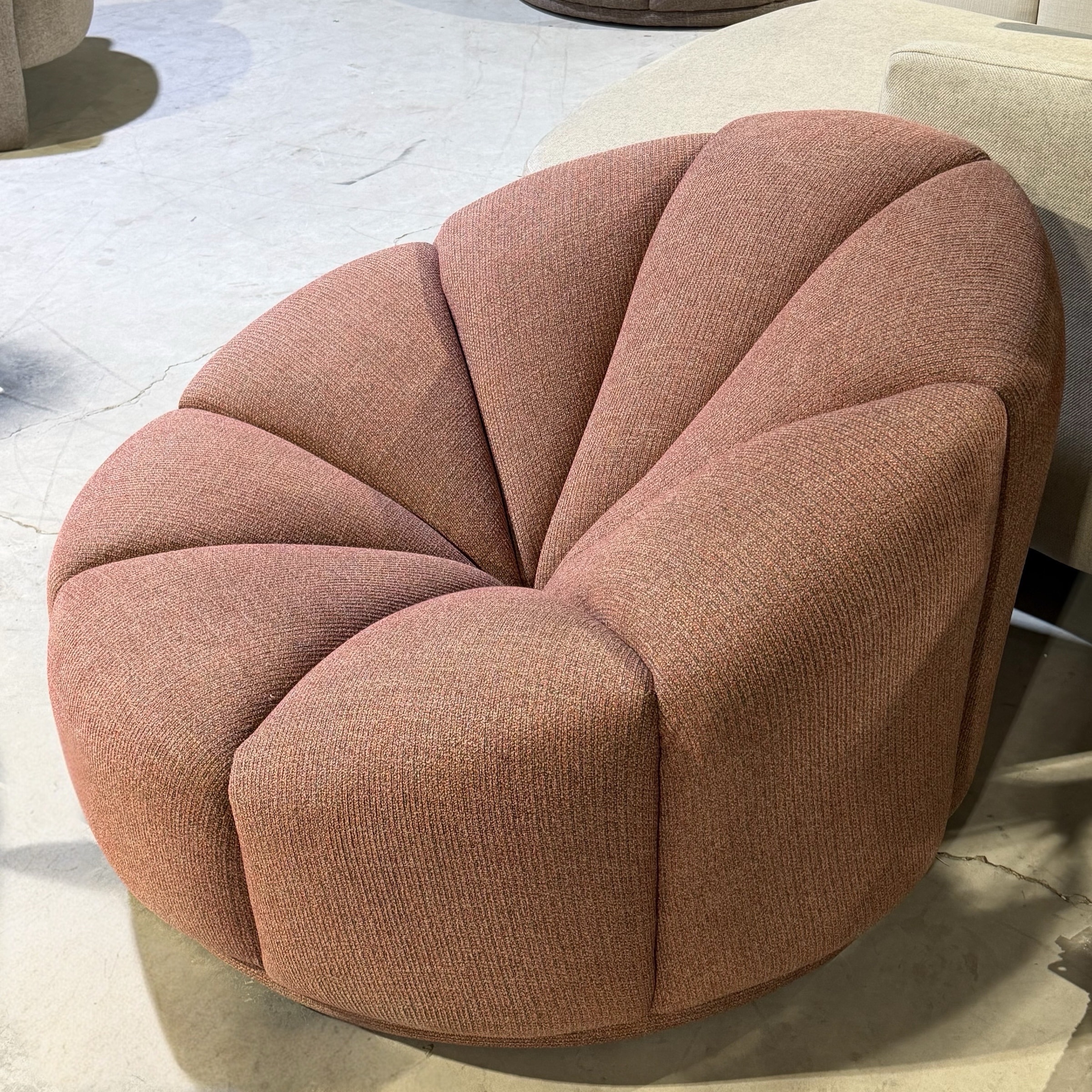 כורסא מעוצבת דגם פרח בד אריג ורוד - חיסול עודפים!