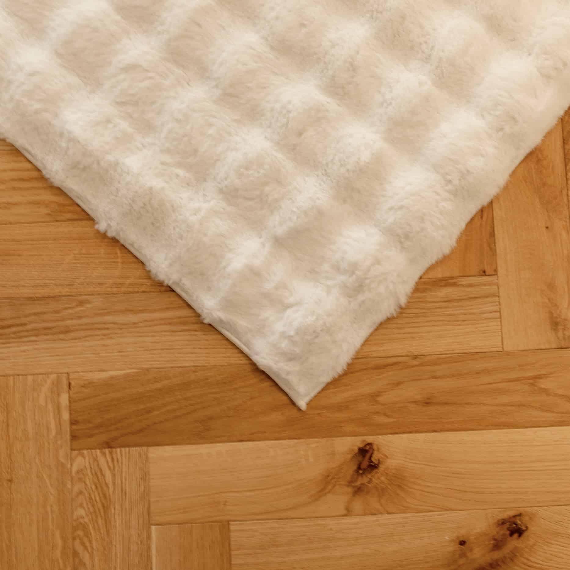 שטיח פרוותי מעוצב גוון שמנת דגם לאונרדו שטיח פרוותי מעוצב גוון שמנת דגם לאונרדו