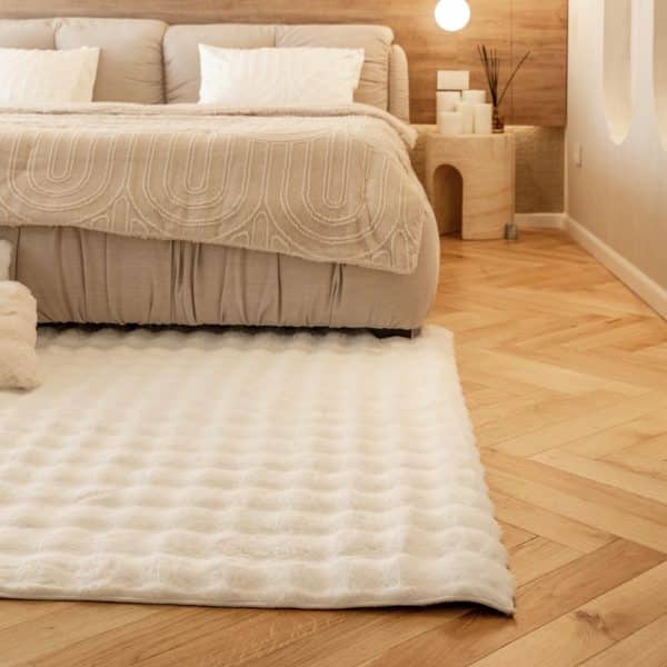 שטיח פרוותי מעוצב גוון שמנת דגם לאונרדו