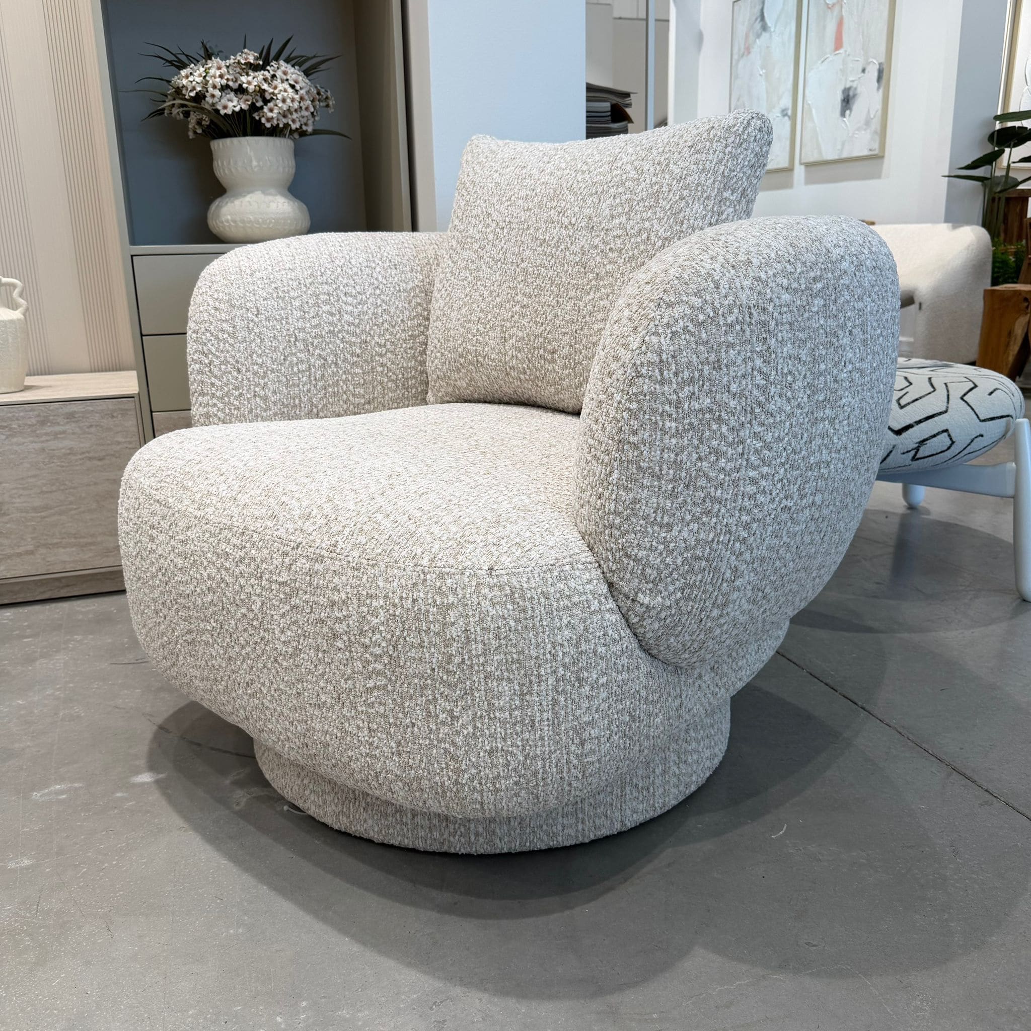 כורסא מסתובבת מעוצבת פרידוט בד בז׳ משולב שמנת דגם ראונדי כורסא מסתובבת מעוצבת פרידוט בד בז׳ משולב שמנת דגם ראונדי