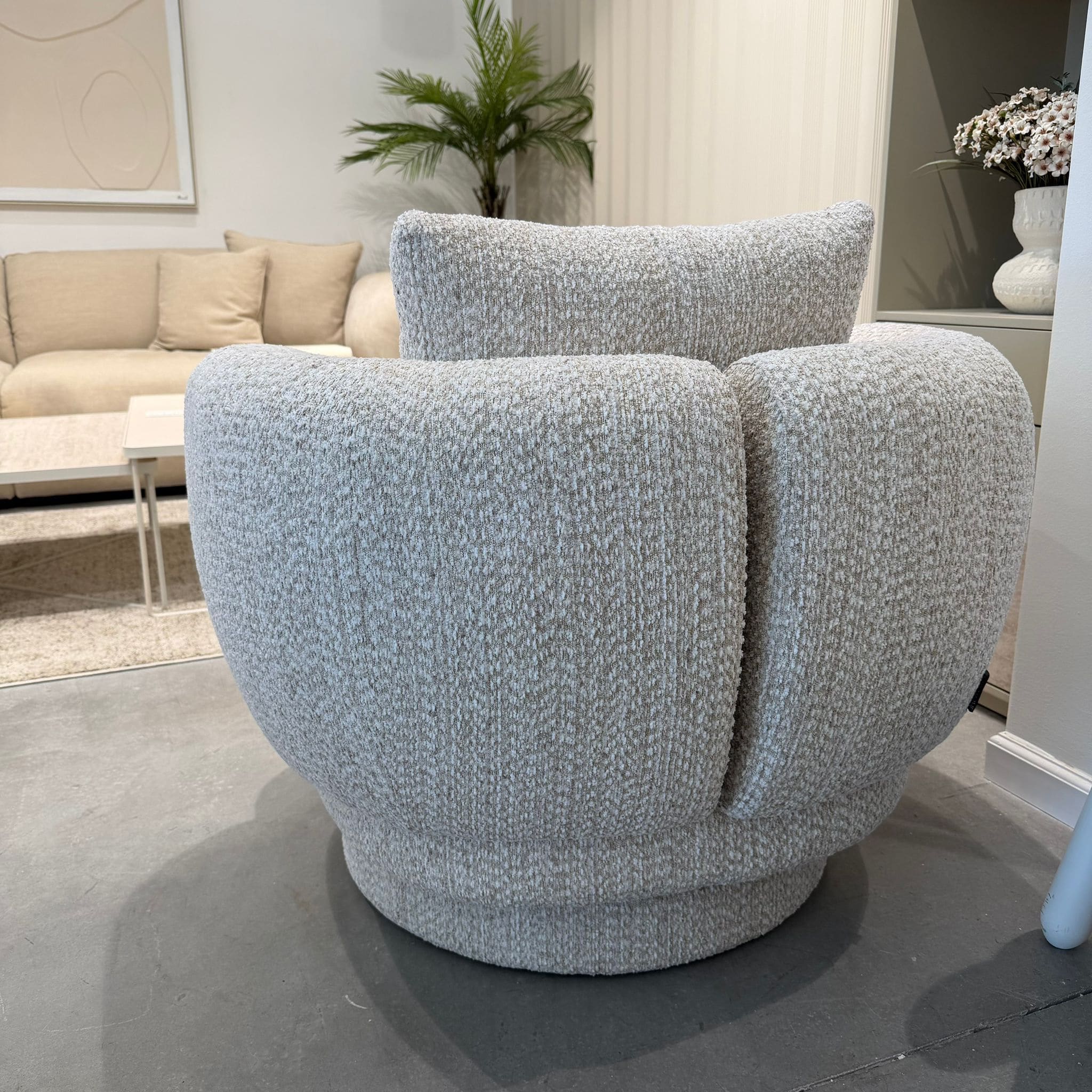 כורסא מסתובבת מעוצבת פרידוט בד בז׳ משולב שמנת דגם ראונדי