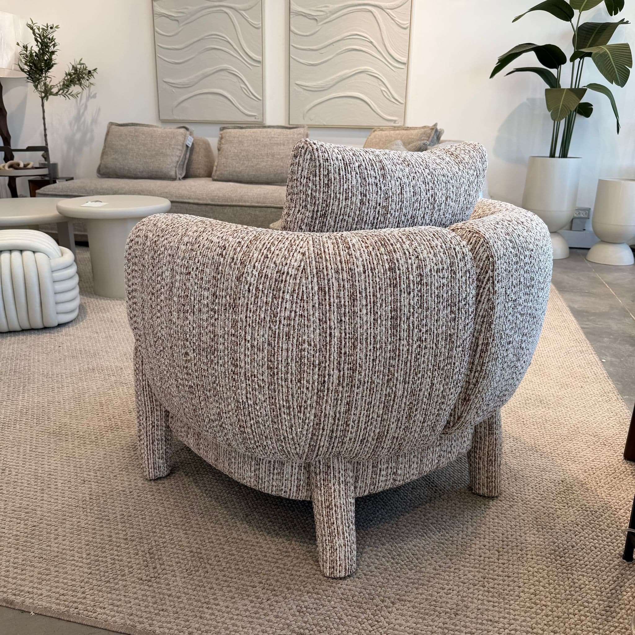 כורסא יוקרתית אגט בד בז׳ משולב שמנת דגם ראונדי כורסא יוקרתית אגט בד בז׳ משולב שמנת דגם ראונדי