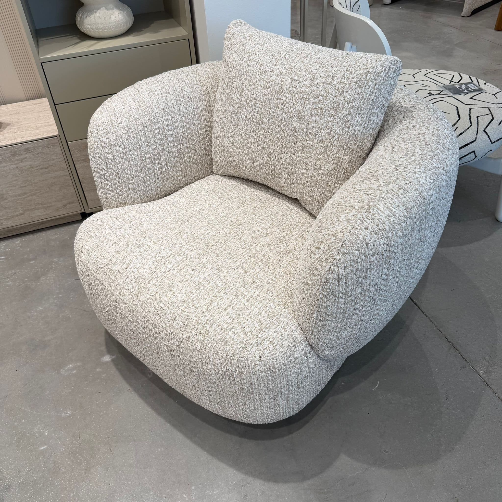 כורסא מסתובבת מעוצבת פרידוט בד בז׳ משולב שמנת דגם ראונדי כורסא מסתובבת מעוצבת פרידוט בד בז׳ משולב שמנת דגם ראונדי