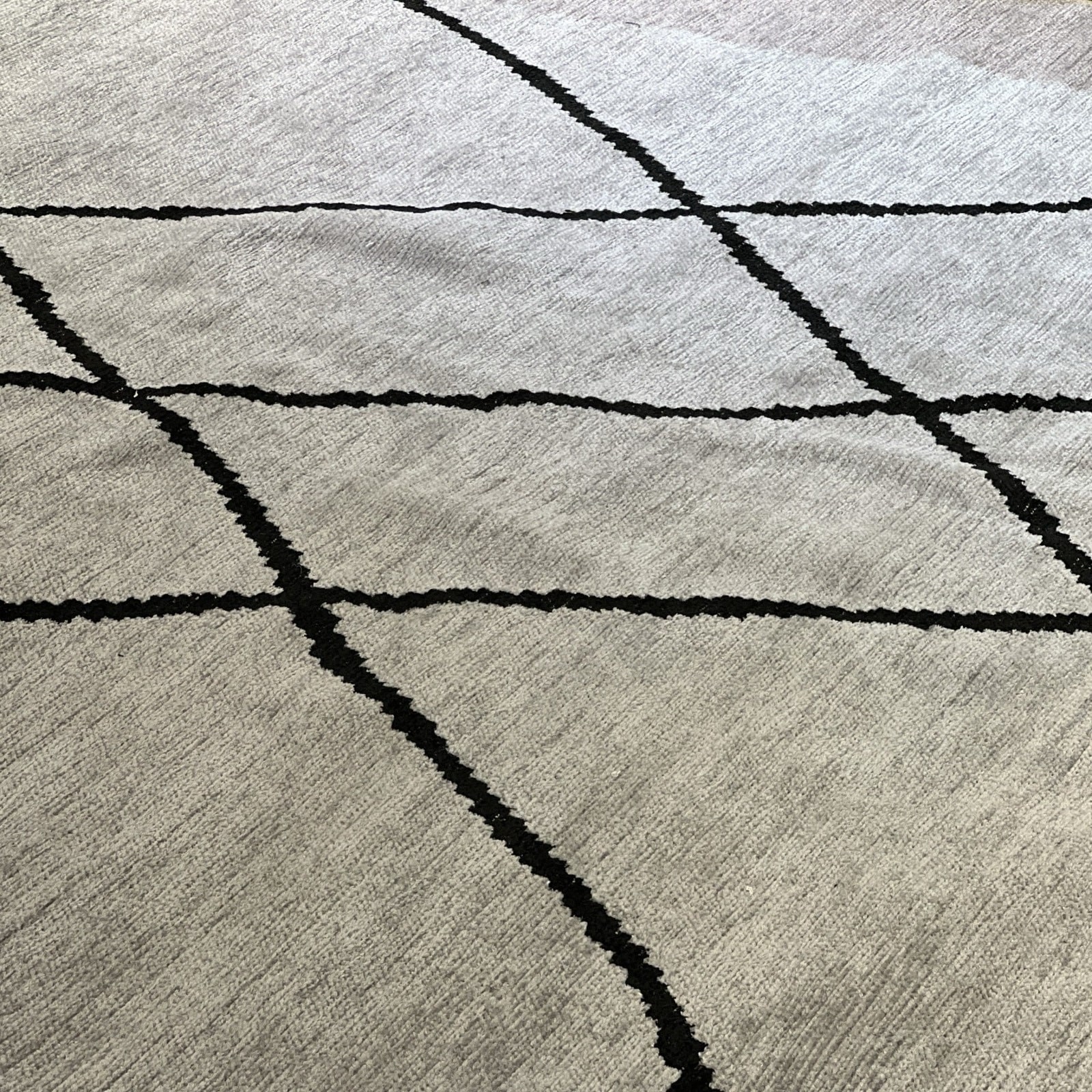 שטיח בוהו שחור אפור פרנזים דגם רובין שטיח בוהו שחור אפור פרנזים דגם רובין