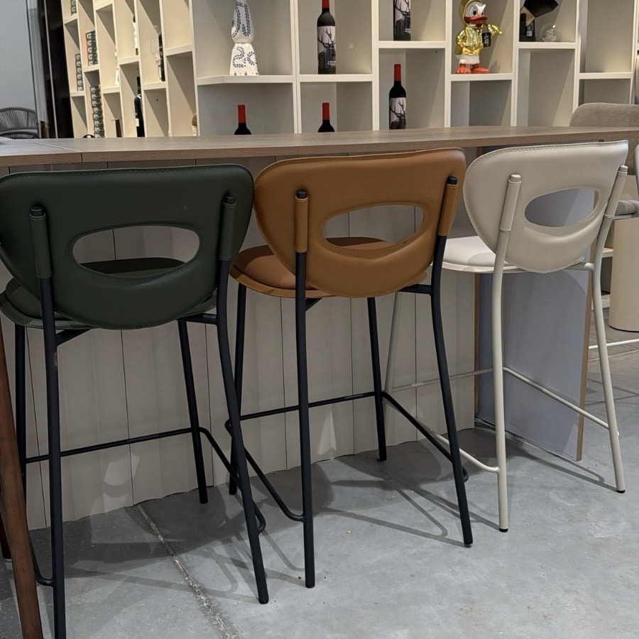 כיסא בר מעוצב דמוי עור כאמל דגם קאפרי