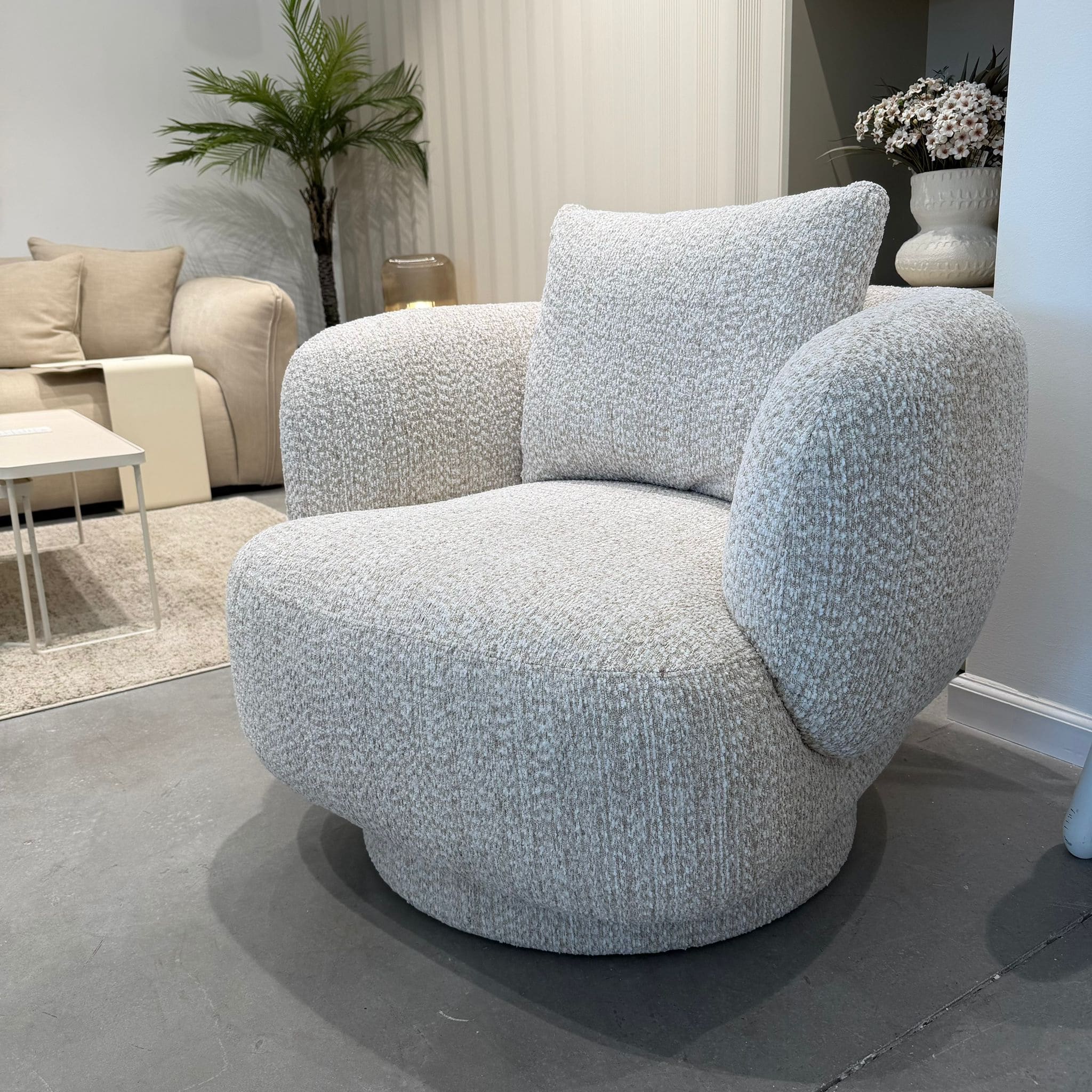 כורסא מסתובבת מעוצבת פרידוט בד בז׳ משולב שמנת דגם ראונדי כורסא מסתובבת מעוצבת פרידוט בד בז׳ משולב שמנת דגם ראונדי