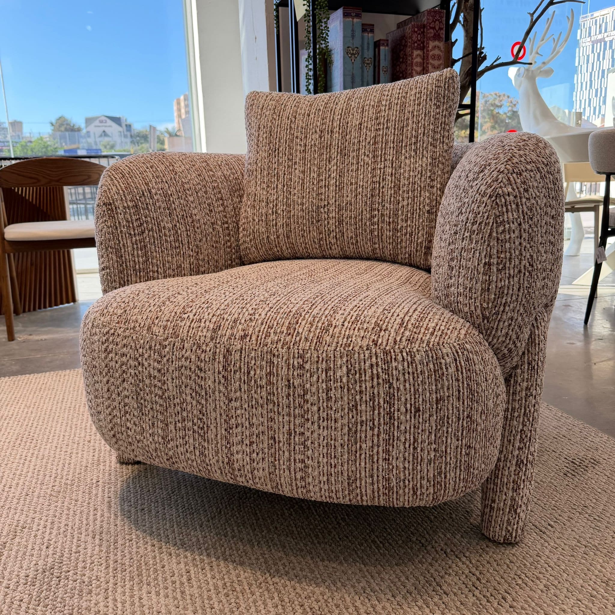 כורסא יוקרתית אגט בד בז׳ משולב שמנת דגם ראונדי כורסא יוקרתית אגט בד בז׳ משולב שמנת דגם ראונדי