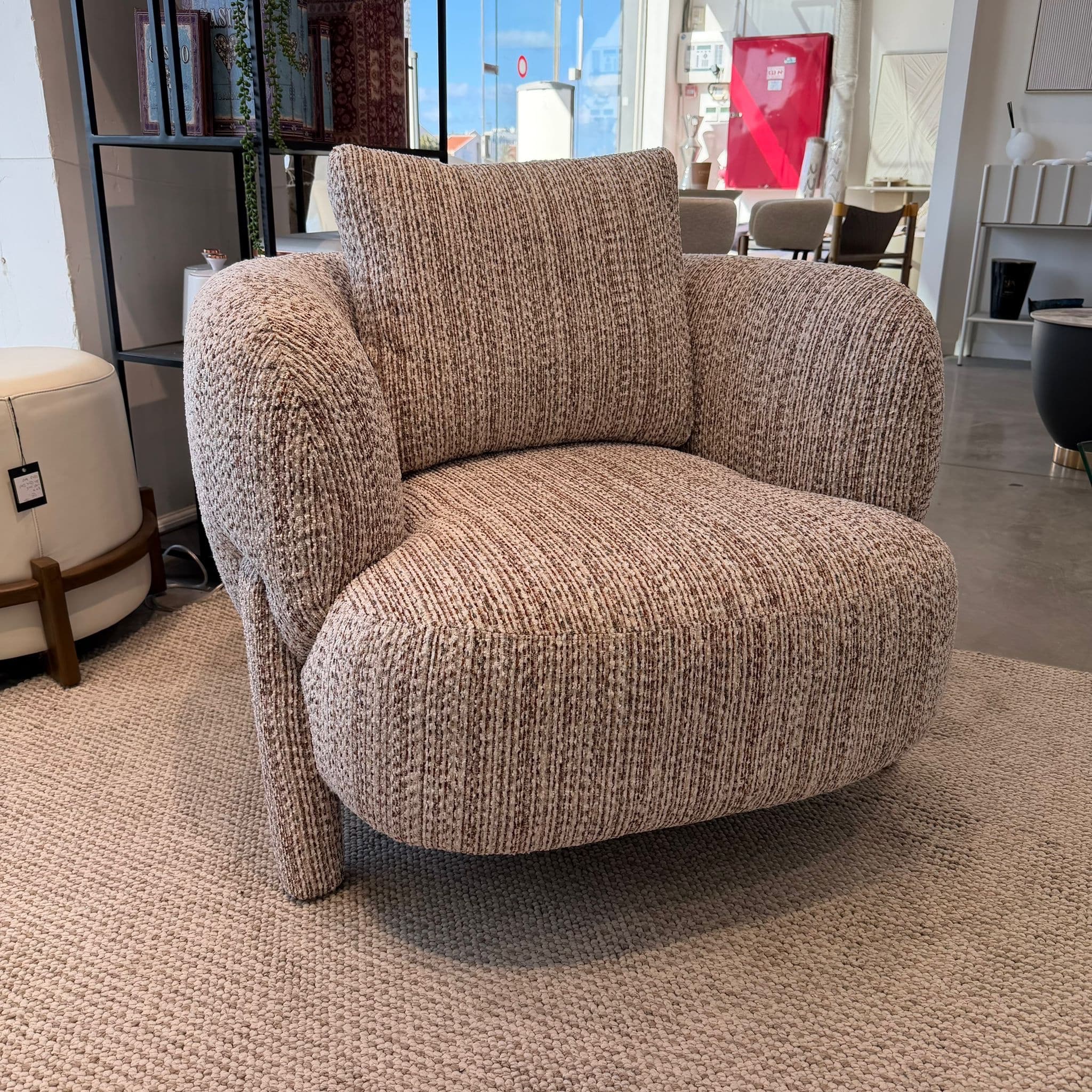 כורסא יוקרתית אגט בד בז׳ משולב שמנת דגם ראונדי כורסא יוקרתית אגט בד בז׳ משולב שמנת דגם ראונדי