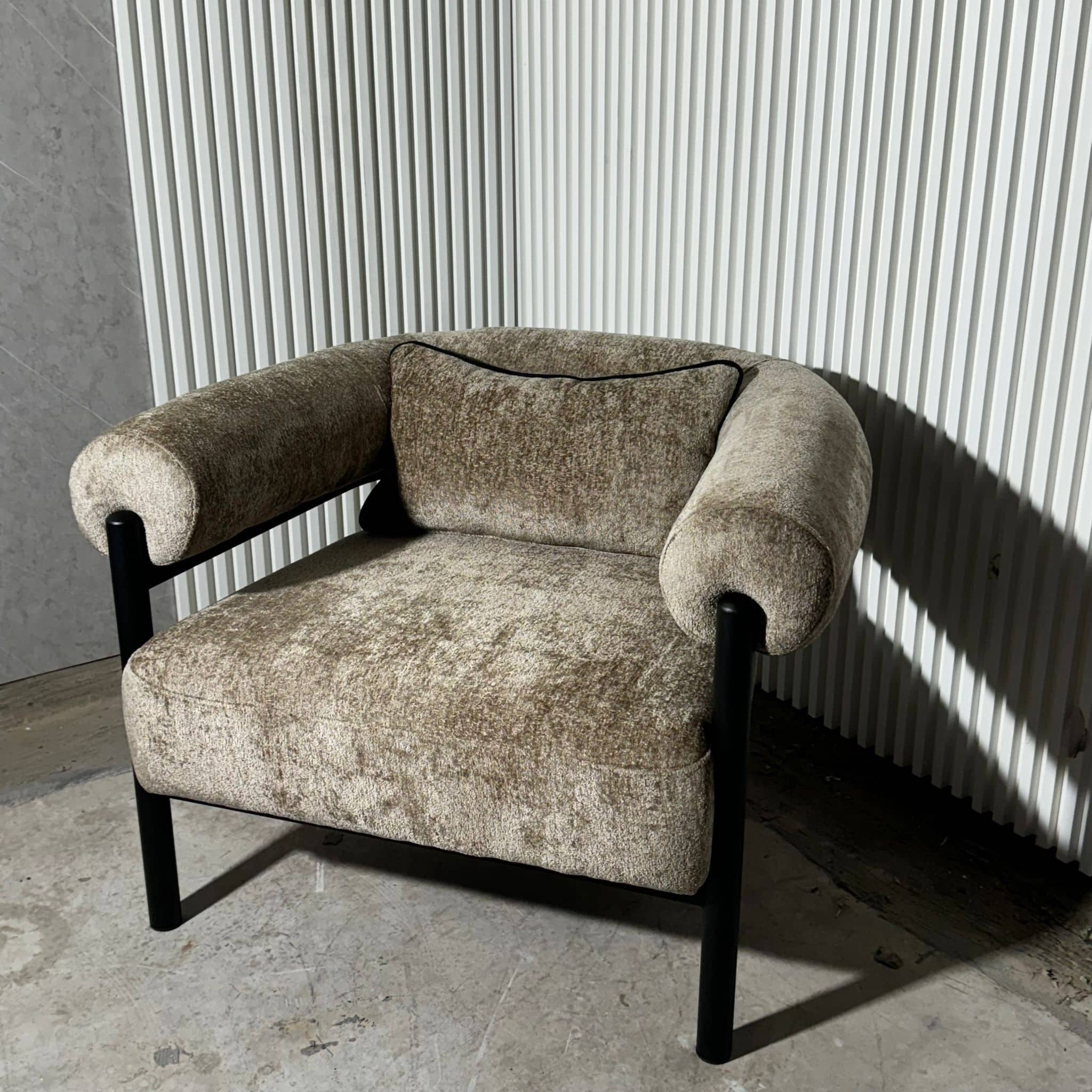 כורסא מעוצבת דגם ריו בד חום רגל מתכת שחורה - חיסול עודפים!