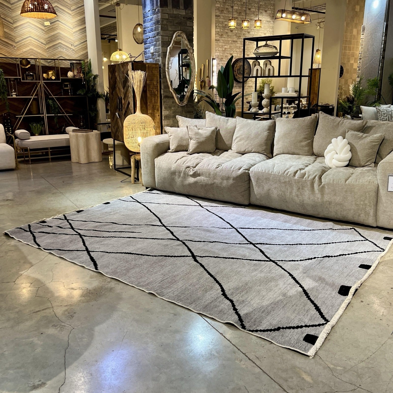 שטיח בוהו שחור אפור פרנזים דגם רובין שטיח בוהו שחור אפור פרנזים דגם רובין