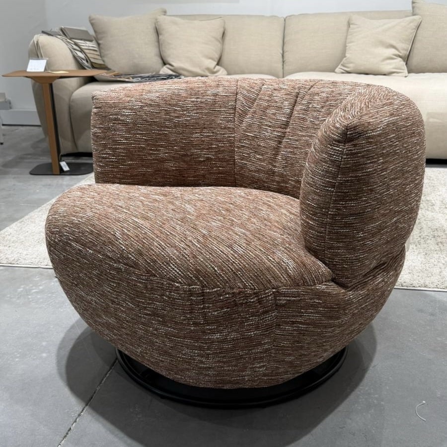 כורסא מעוצבת מסתובבת טדיק אריג חום חמרה דגם לוסי