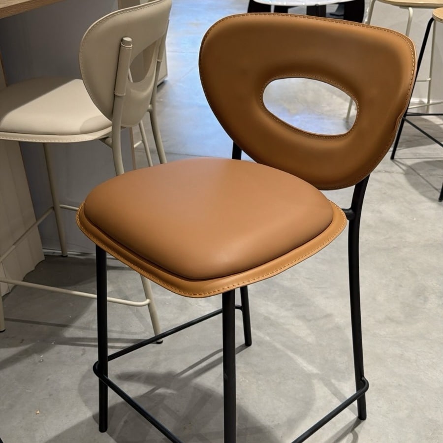 כיסא בר מעוצב דמוי עור כאמל דגם קאפרי