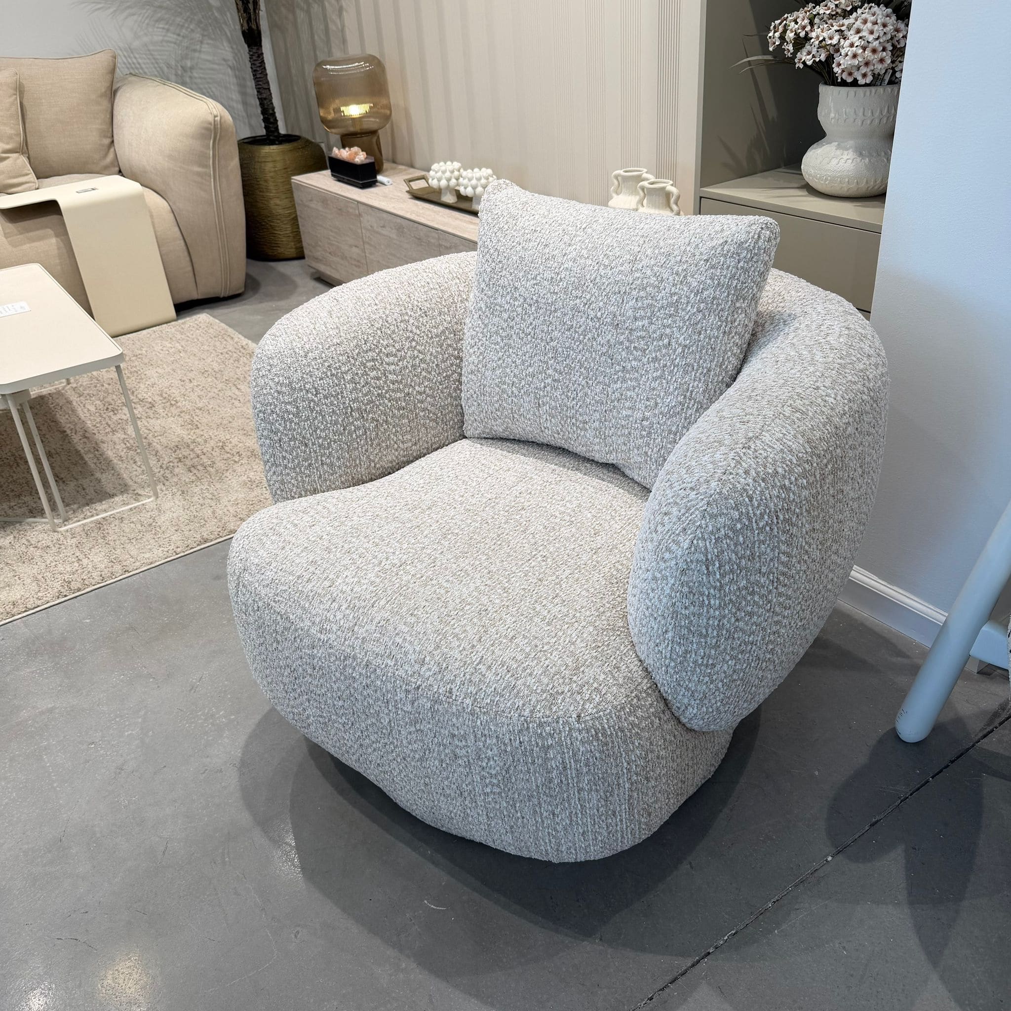 כורסא מסתובבת מעוצבת פרידוט בד בז׳ משולב שמנת דגם ראונדי כורסא מסתובבת מעוצבת פרידוט בד בז׳ משולב שמנת דגם ראונדי