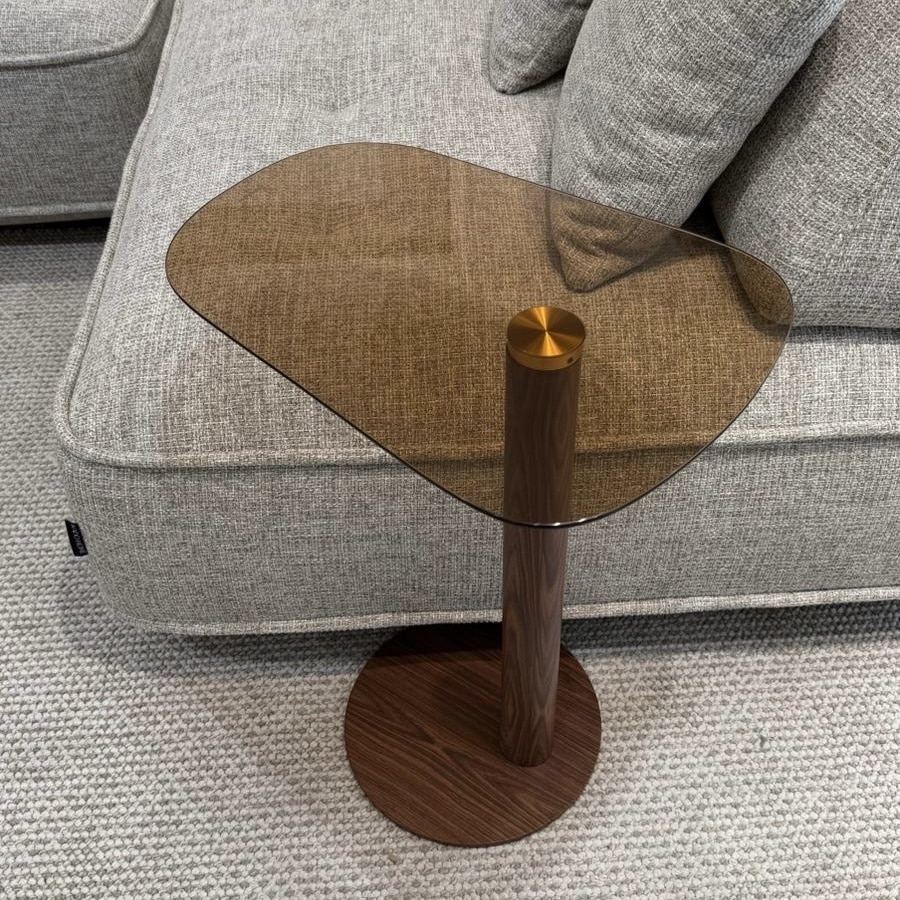 נשכן מעוצב טופ זכוכית כהה פינות מעוגלות רגל גוון אגוז דגם סופיטל