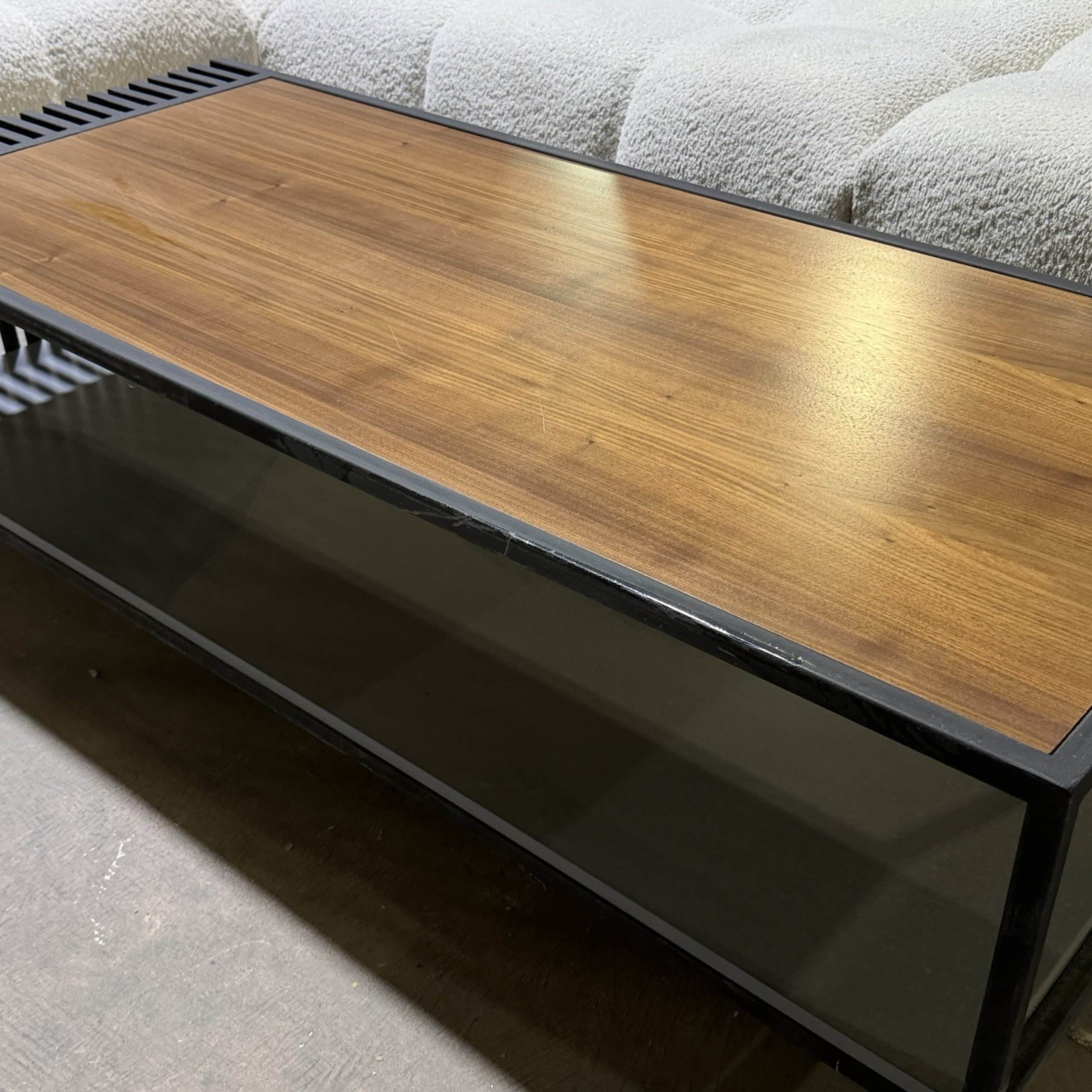 שולחן סלון מעוצב מלבני טופ אגוז מגש אפור בשילוב פסי מתכת - חיסול עודפים!!